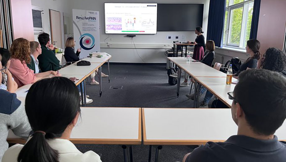 Prof. Dr. Margarita Calvo sitting in a lecture room with students, presenting her lecture on small fiber neuropathy at the University Hospital Würzburg on Monday, September 8, 2025.