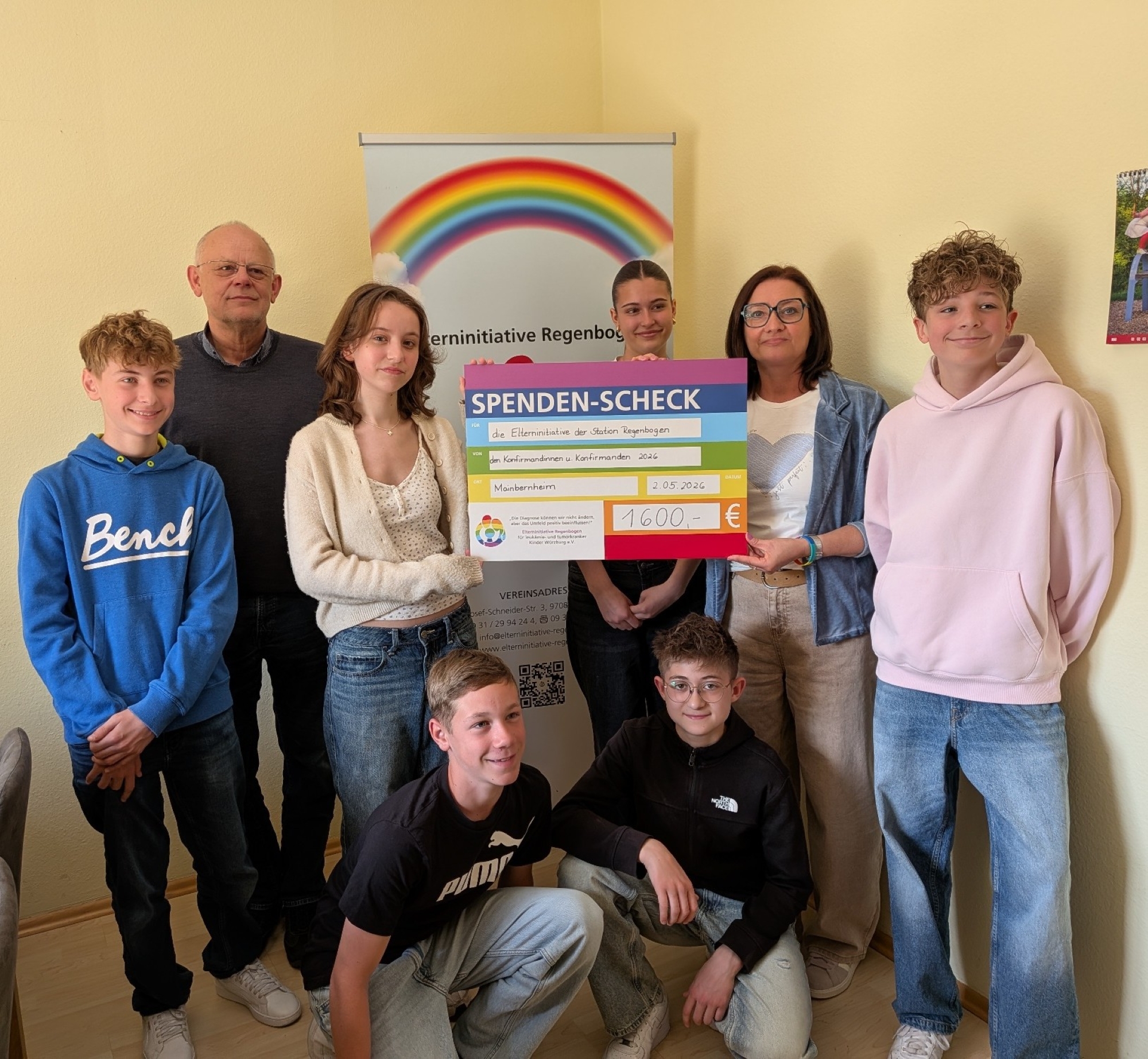 Konfirmandinnen und Konfirmanden aus Mainbernheim übergeben an die Elterninitiative Regenbogen einen symbolischen Spendencheck