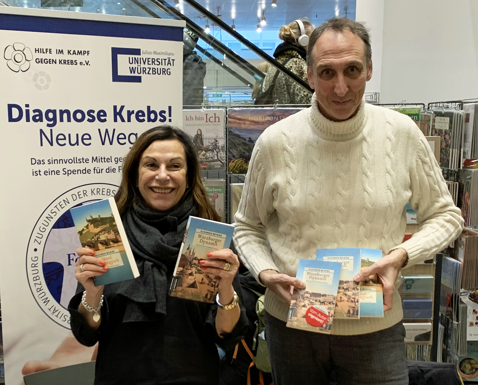 Gabriele Nelkenstock von "Hilfe im Kampf gegen Krebs" mit dem Erfolgsautor Alexander Meining.