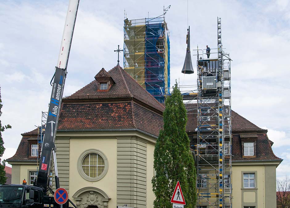 Turmspitze wird über Zeitkapsel gesetzt