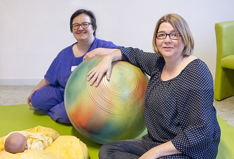 Claudia Ruggaber, die Leiterin der Elternschule (rechts) und Maria Ahmed, die leitende Hebamme der Würzburger Universitätsfrauenklinik