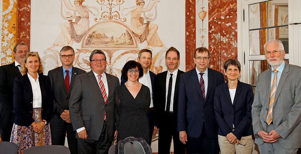 Gruppe beim Festakt zum 10. Geburtstag von KIS im Toscanasaal