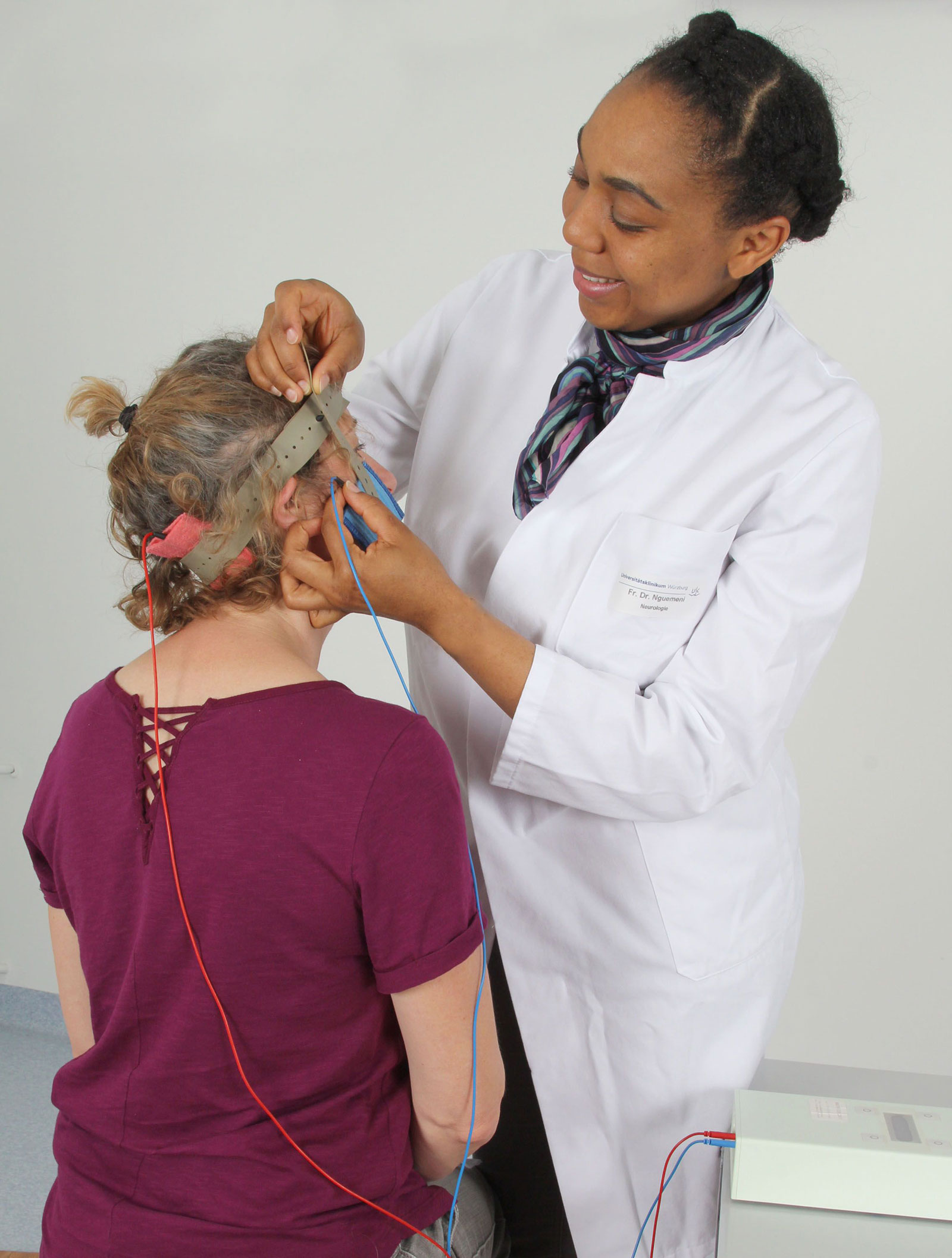 Dr. Carine Nguemeni mit Patientin
