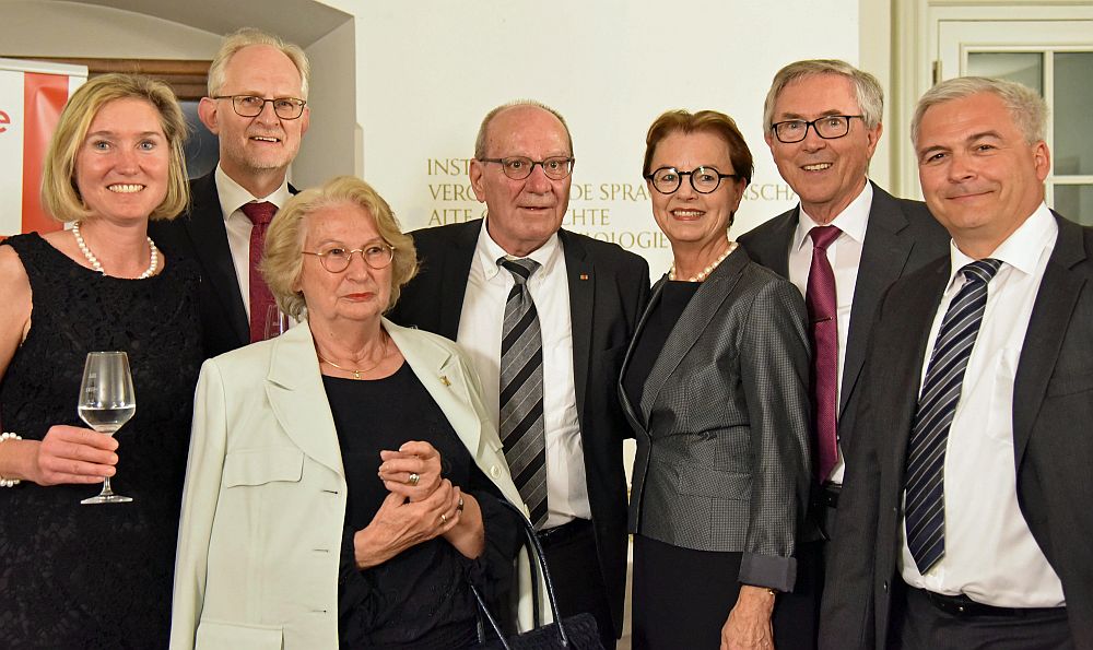 Gruppe bei der Jubiläumsfeier im Toscana-Saal der Würzburger Residenz