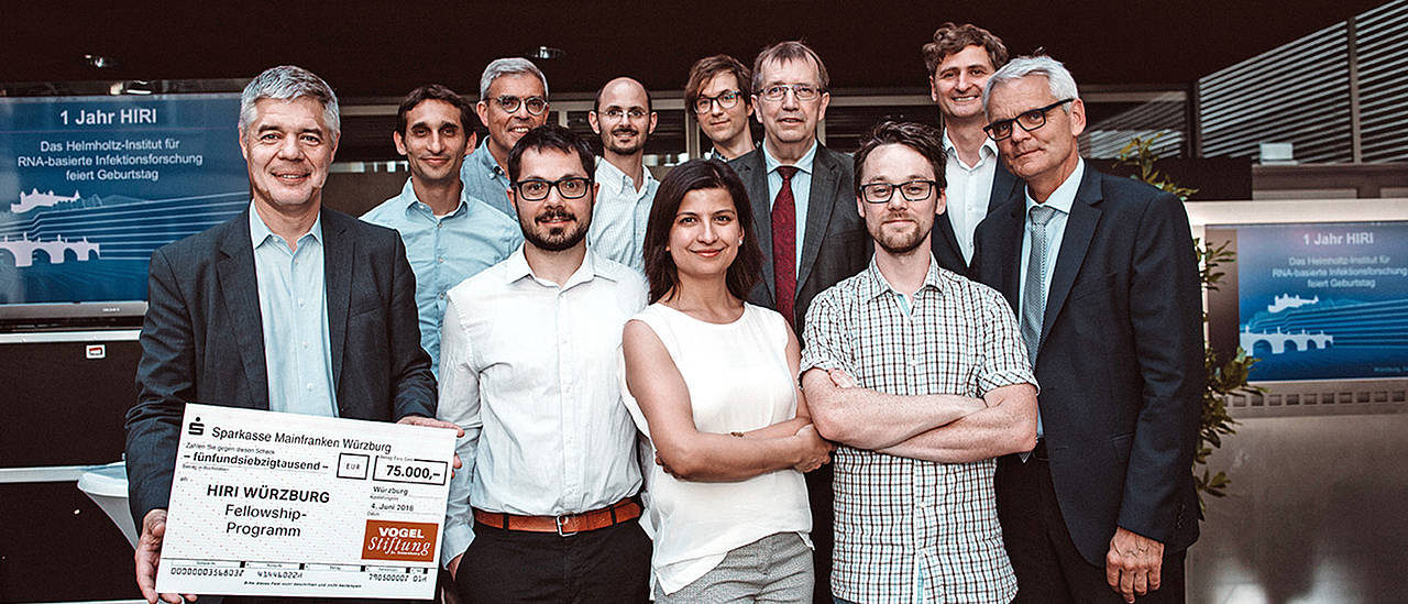 HIRI-Gruppenleiter mit Gratulanten