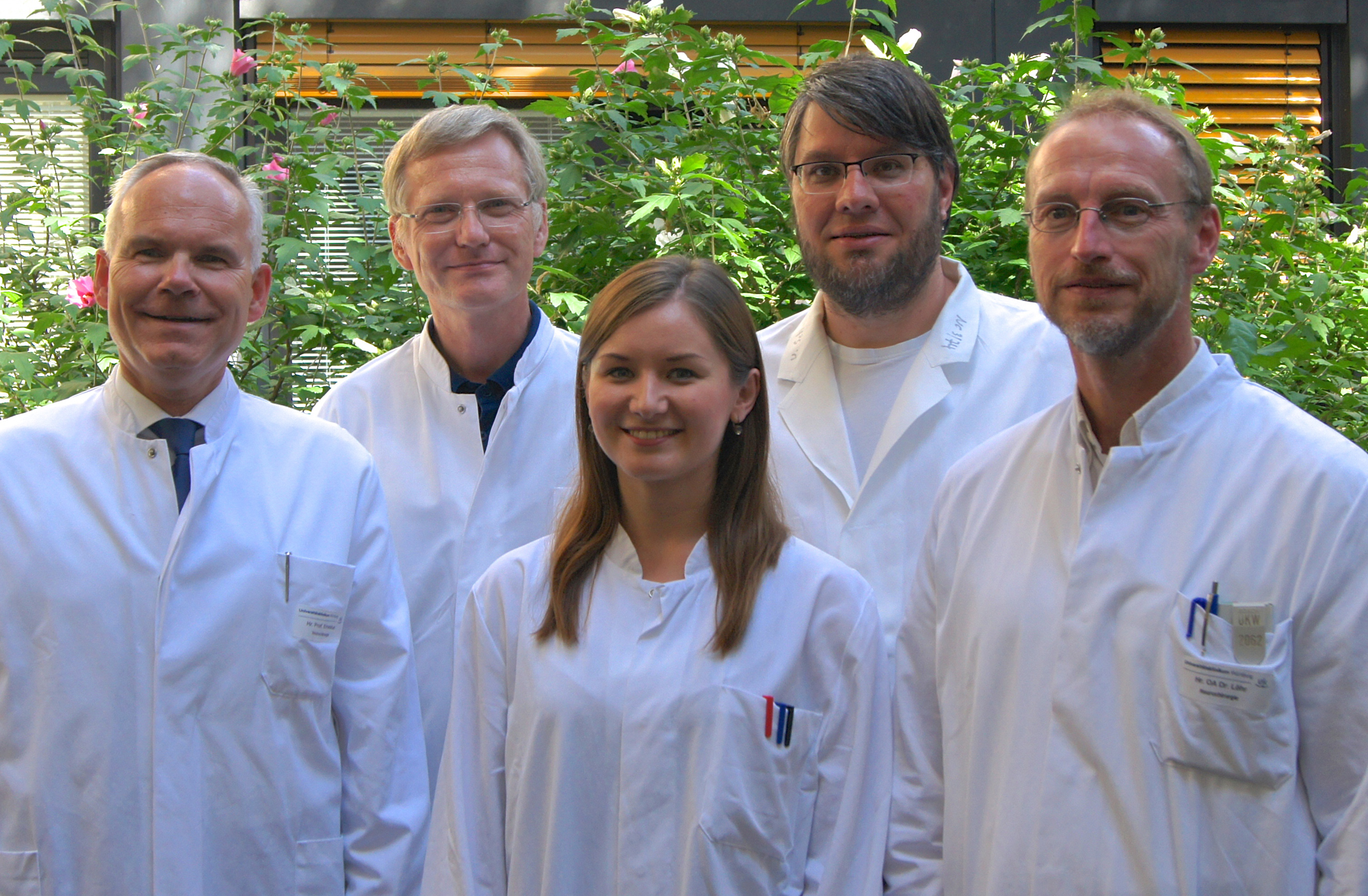 Prof. Dr. Ralf-Ingo Ernestus, der Direktor der Neurochirurgischen Klinik des Uniklinikums Würzburg (links), und die Würzburger Microbubbles-Arbeitsgruppe