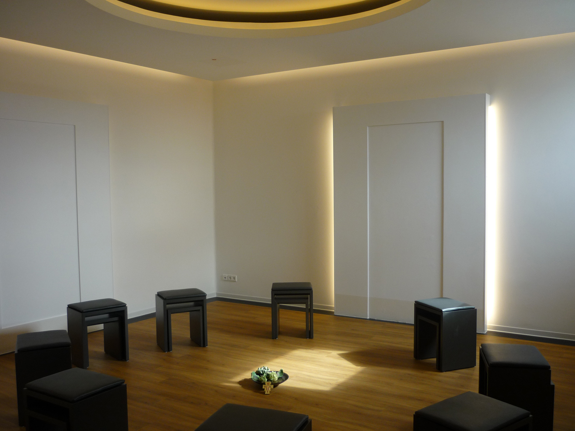 Blick in den neuen, ökumenischen Meditationsraum in der Würzburger Universitätsfrauenklinik.