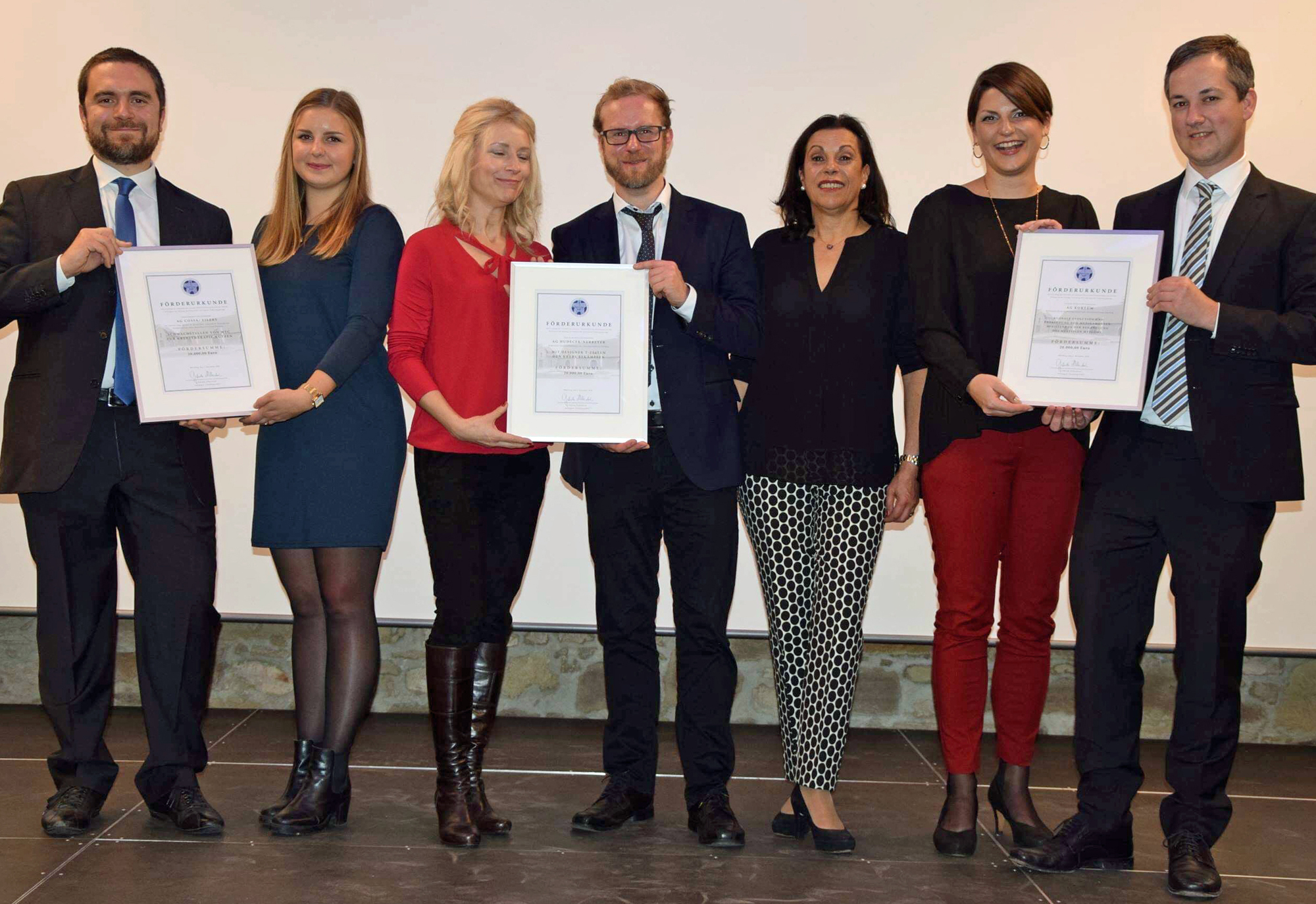 Die Förder-Hauptpreise gingen an drei Arbeitsgruppen: Dr. Giacomo Cossa (Lehrstuhl für Biochemie und Molekularbiologie der Uni Würzburg) bekam den Preis von Annika Knürr überreicht, Dr. Michael Hudecek (Medizinische Klinik und Poliklinik II des Uniklinikums Würzburg) von Constanze Schönherr, Dr. Martin Kortüm (Medizinische Klinik II) von Stephanie Ilg-Kowalczyk.
