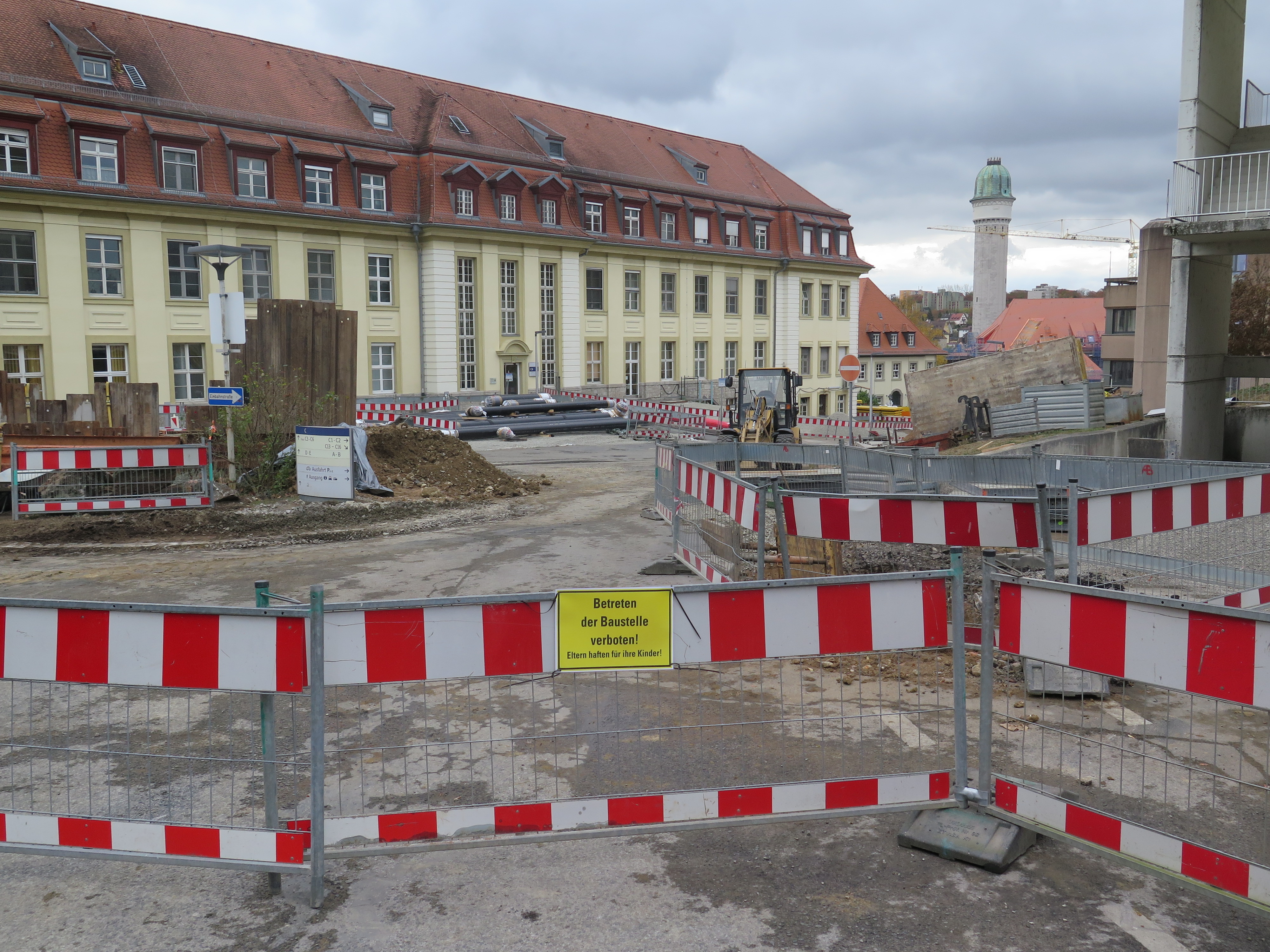 Das weit verzweigte Netz an unterirdischen Versorgungsleitungen auf dem Altcampus des Uniklinikums wird in mehreren Bauabschnitten erneuert.