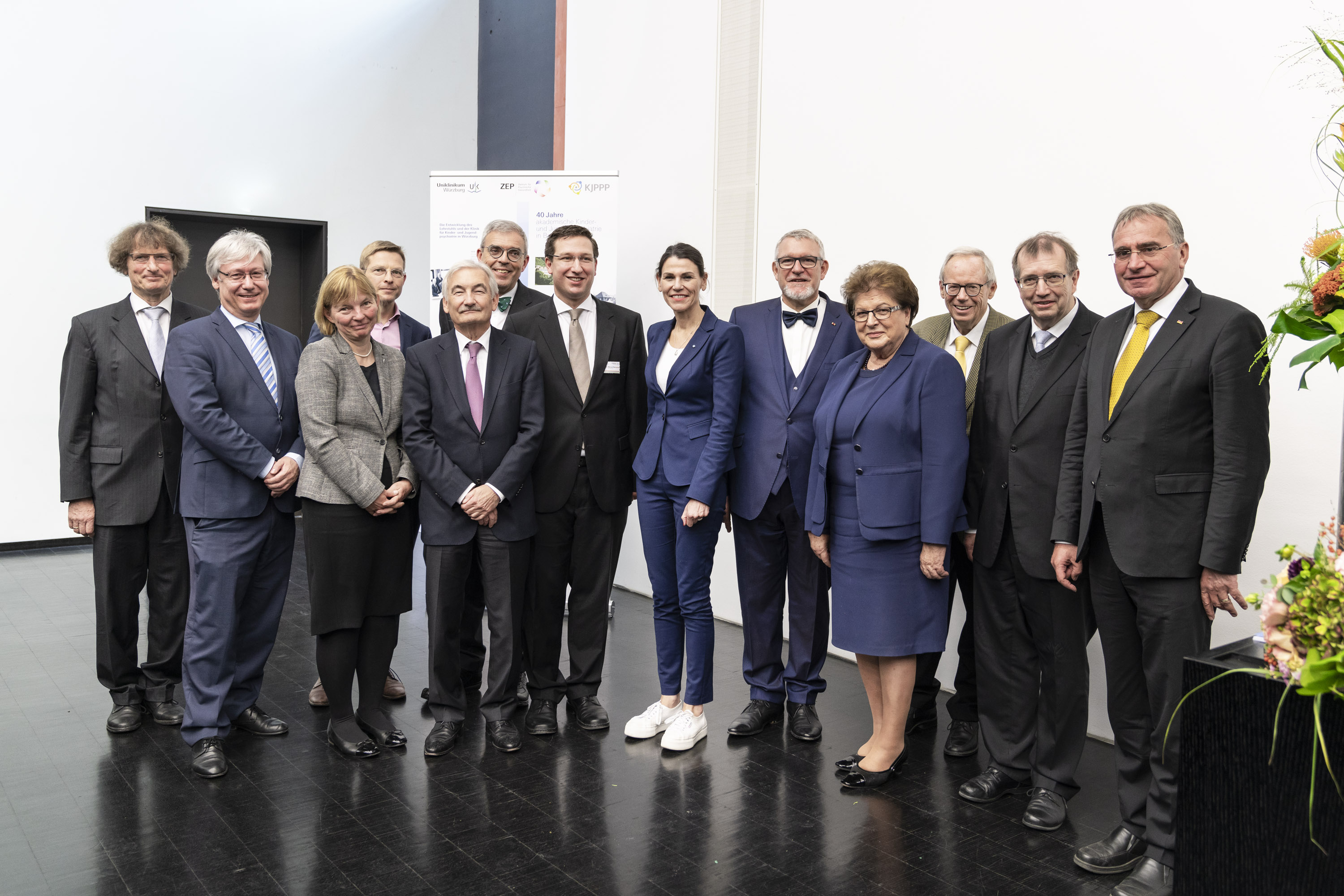 Viel Prominenz fand sich bei der Festveranstaltung ein - Gruppenbild