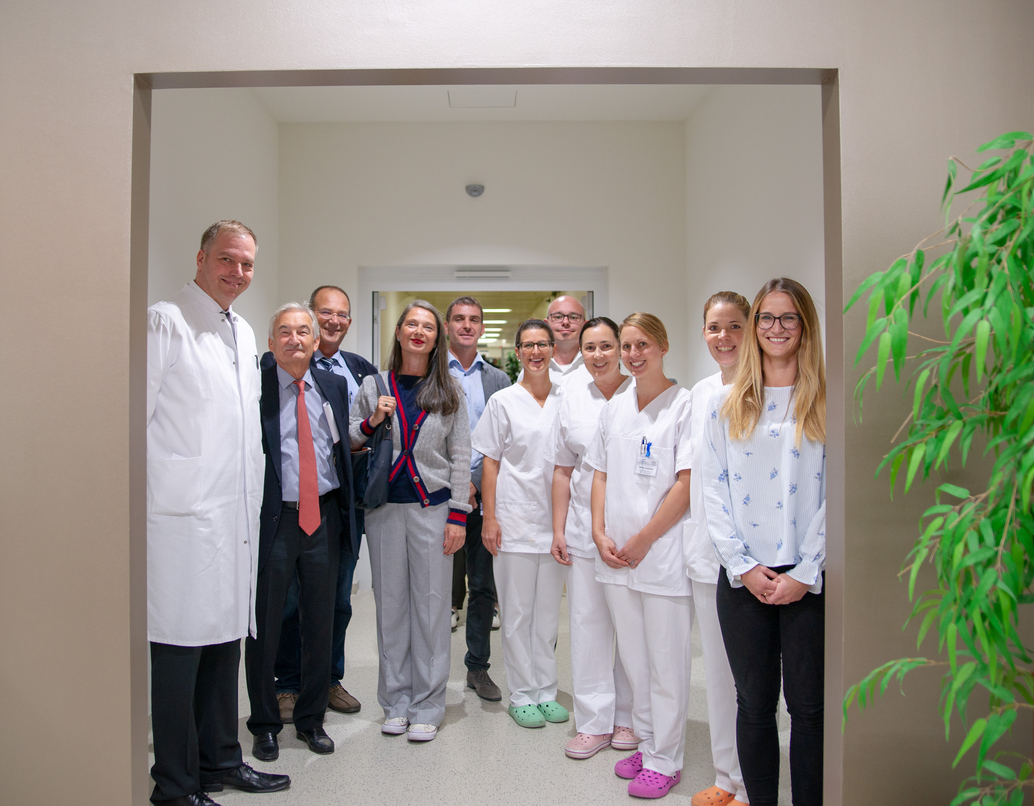 Gruppenfoto Beteiligte der Ambulanz-Eröffnung