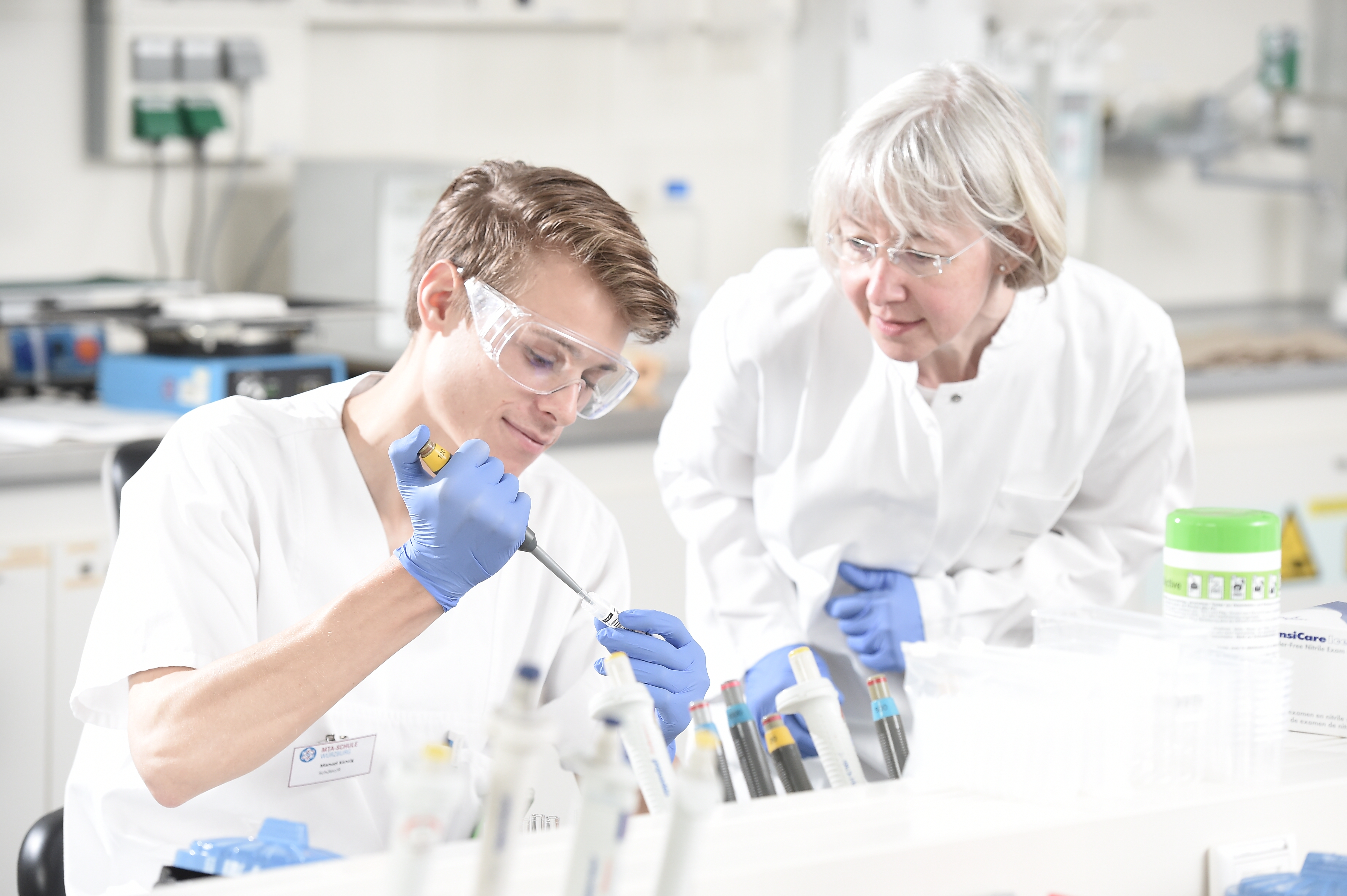 2 Personen im Labor