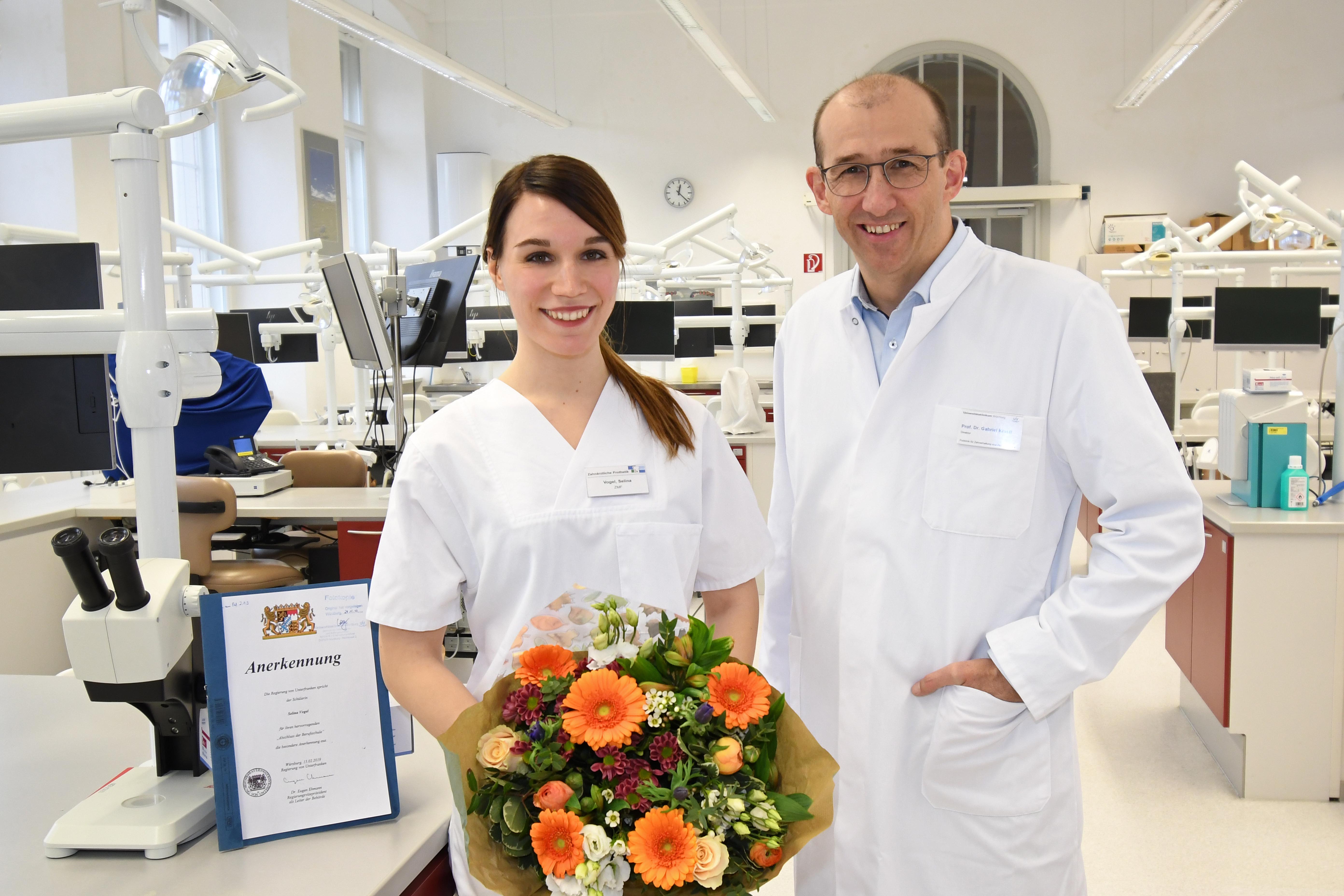 Gruppenbild ausgezeichnete ZMF und Professor Krastl