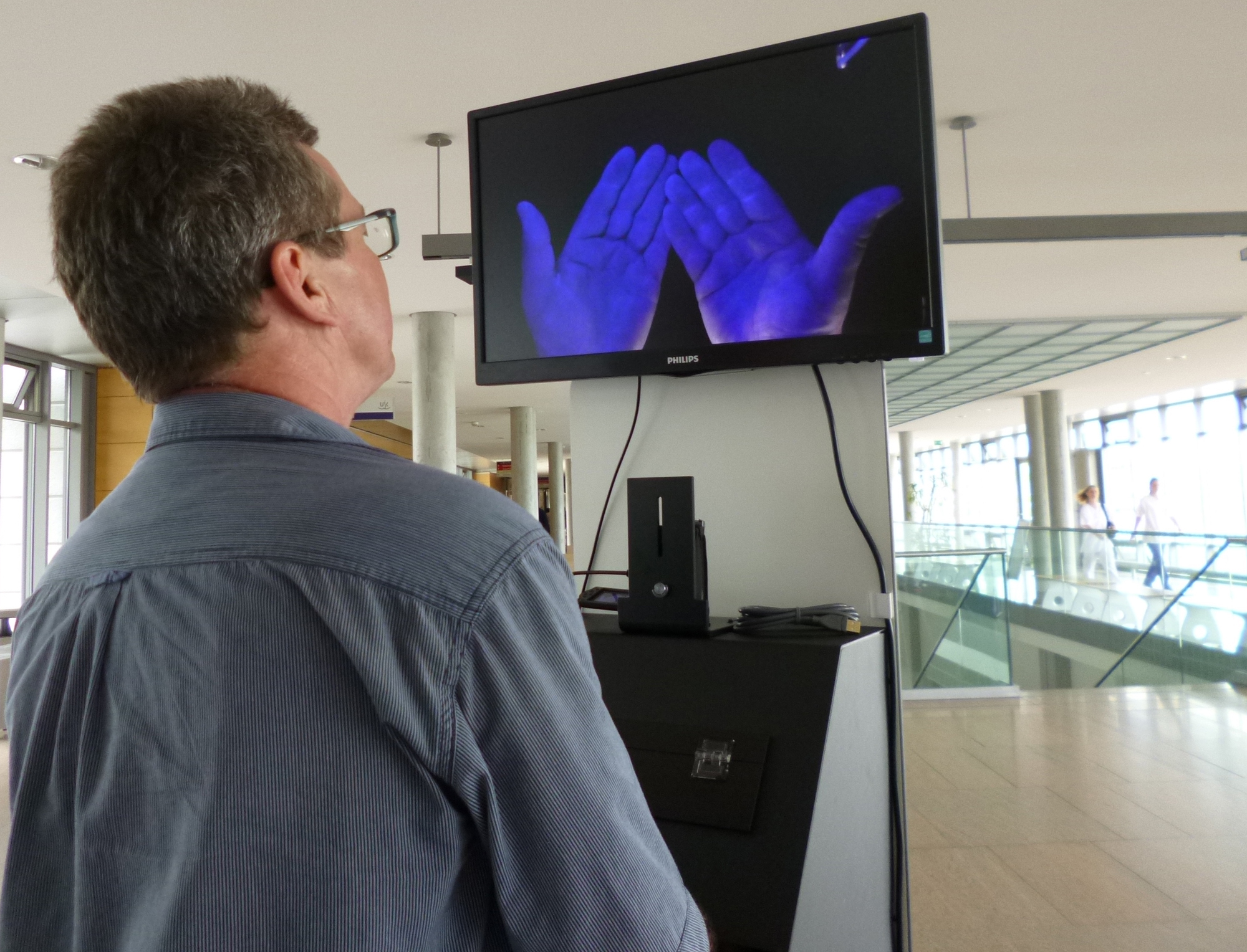 UV-Licht, das Informationen über Händedesinfektion gibt