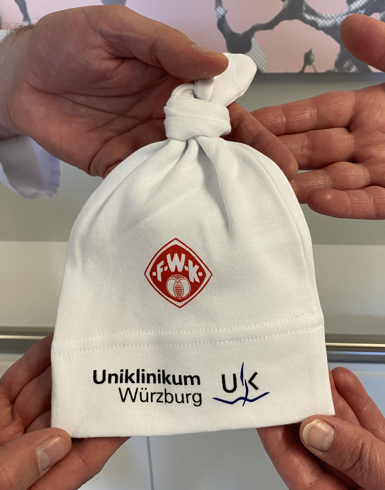 Das gesponserte Neugeborenen-Mützchen zeigt die Logos des FC Würzburger Kickers und des Uniklinikums Würzburg
