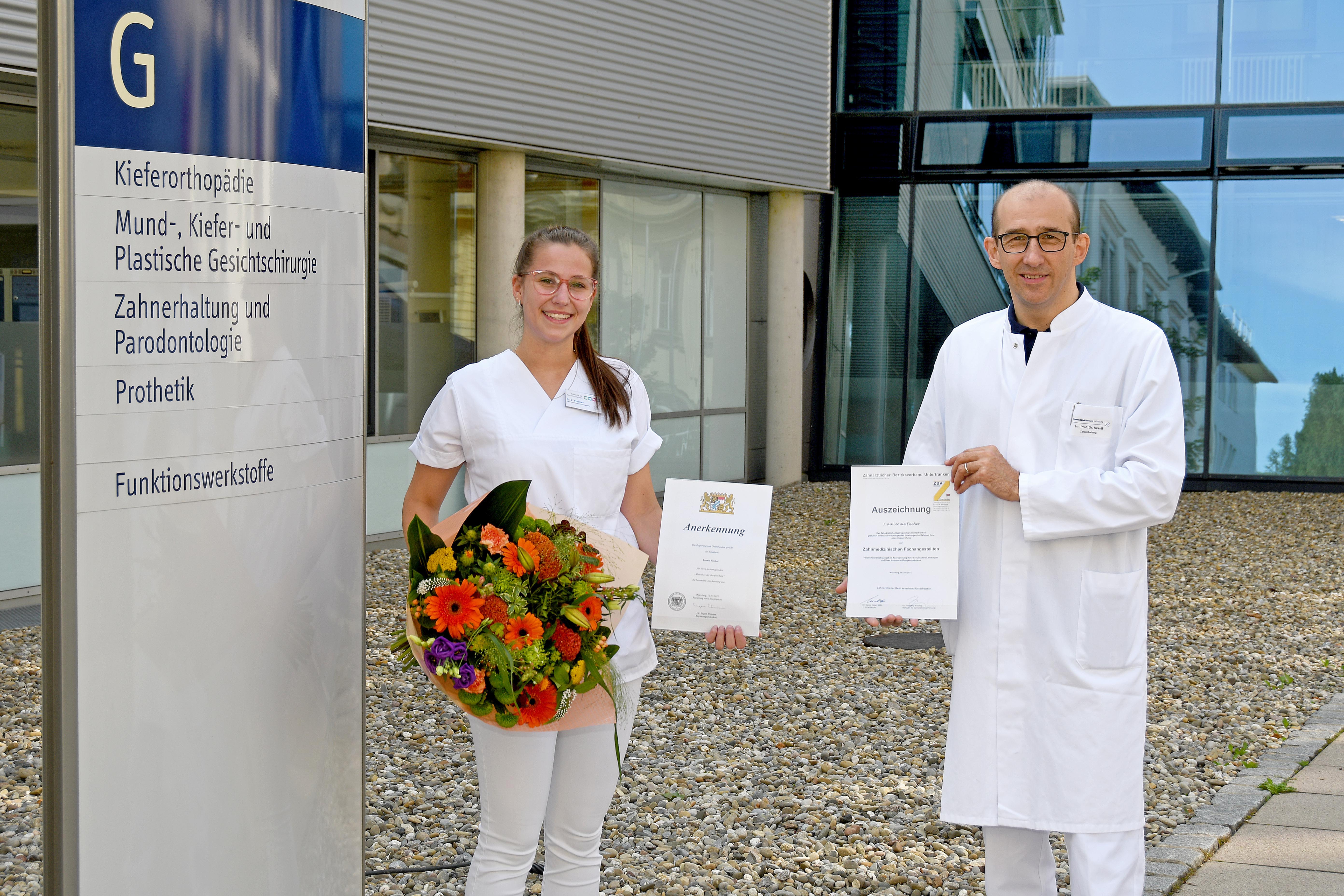 Leonie Fischer und Prof. Dr. Gabriel Krastl vor dem Gebäude der Zahnklinik