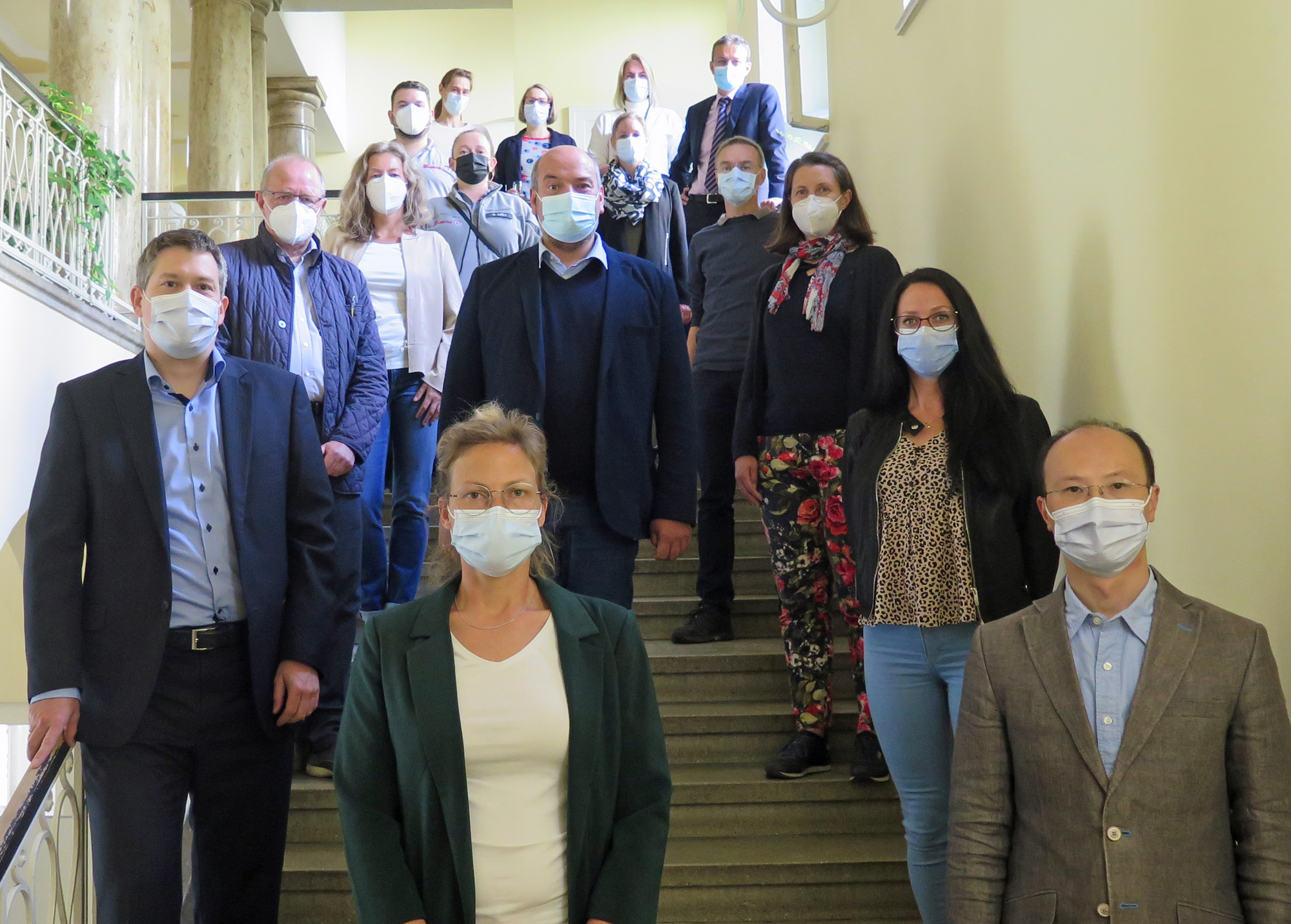 Bild zeigt Vertreter der beteiligten Institutionen bei der Abschlußfeier des Testzentrums