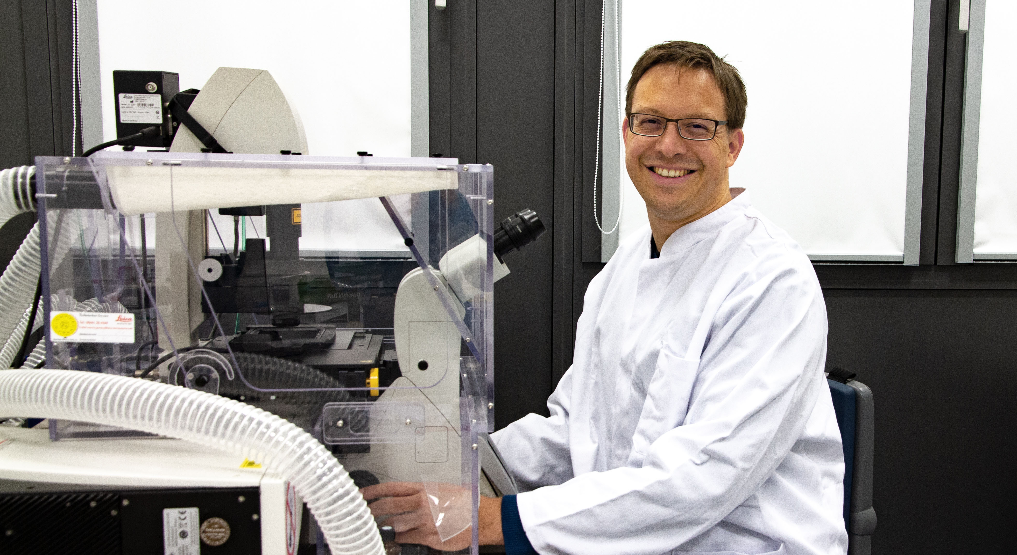 Bild zeigt Prof. Dr. David Stegner am Konfokal-Mikroskop