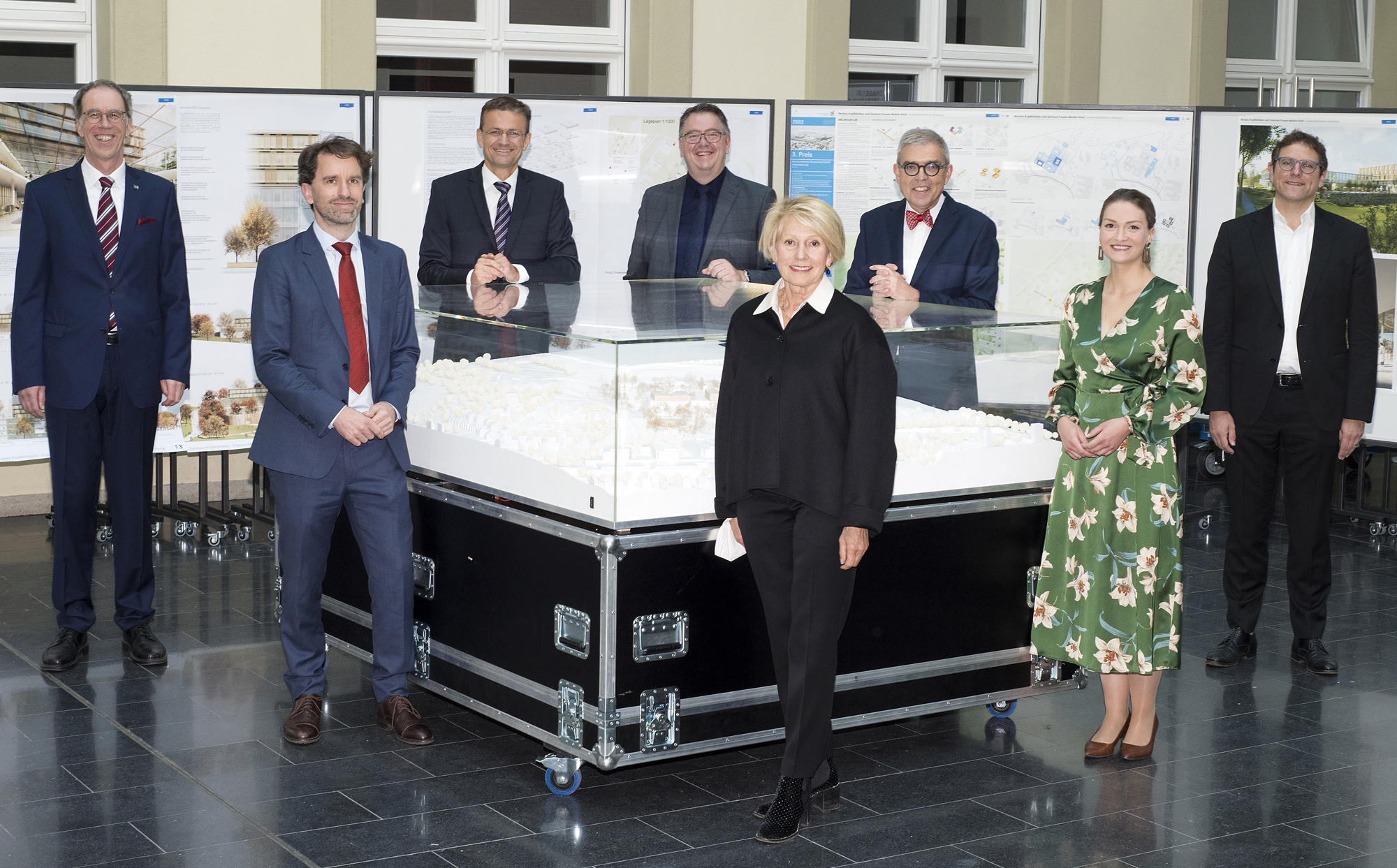 Foto zeigt Akteure des Festakts gruppiert um das Architekturmodell des Siegerentwurfs