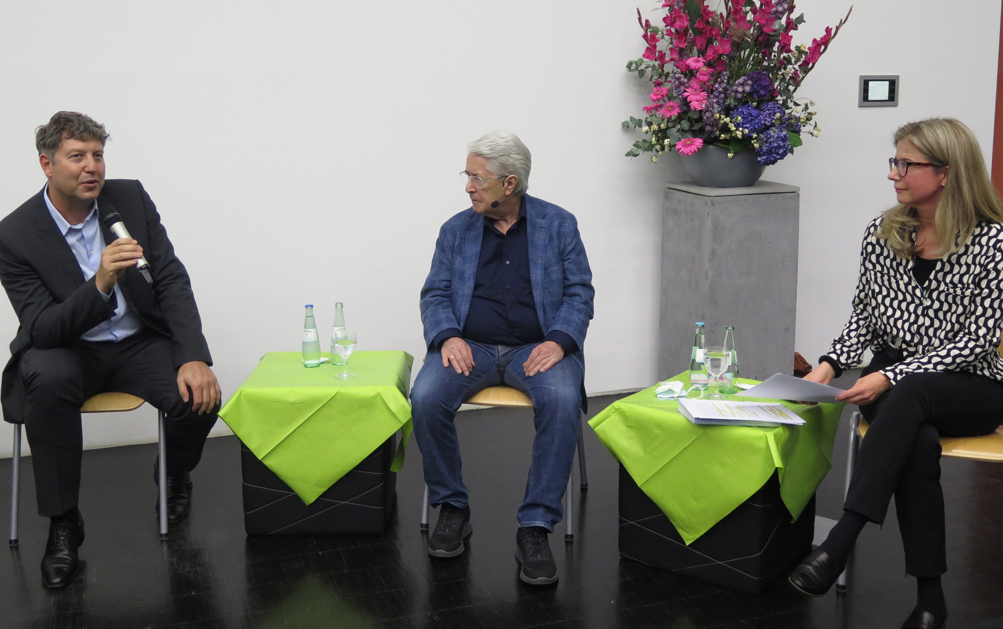 Foto zeigt Prof. Dr. Jens Volkmann, Frank Elstner und die Moderatorin Anke Faust bei der Buchpräsentation