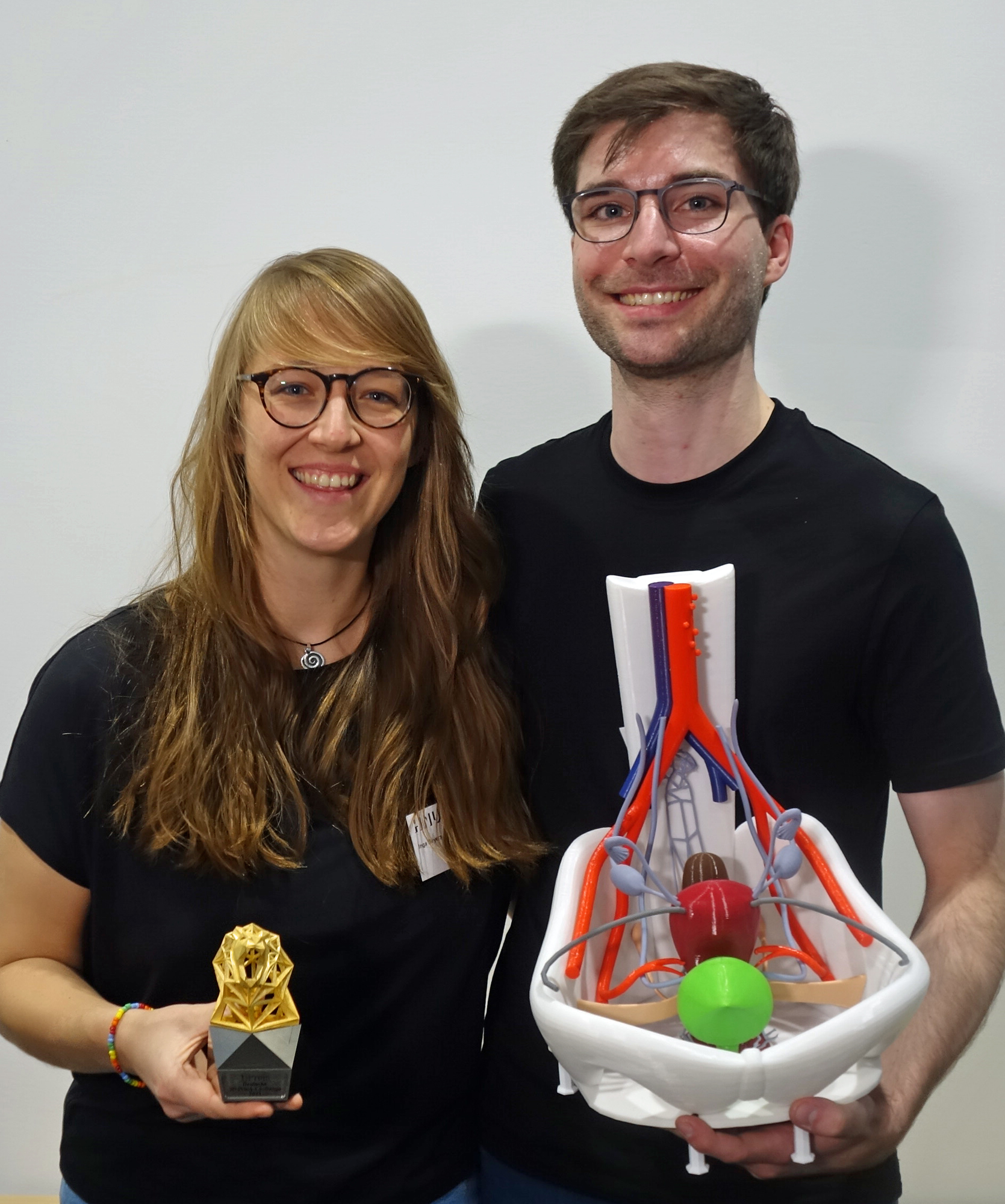 Bild zeigt, Inga Beyers mit der Trophäe zum ersten Platz der Deutschen 3D-Druck-Challenge und Dr. Matthias Kiesel von der Würzburger Universitäts-Frauenklinik mit dem preiswürdigen Anatomie- und Lernmodell.