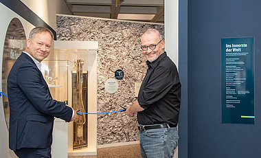 Bild zeigt Professor Bert Hecht (l.) und Ausstellungsmacher Dr. Jochen Ramming 