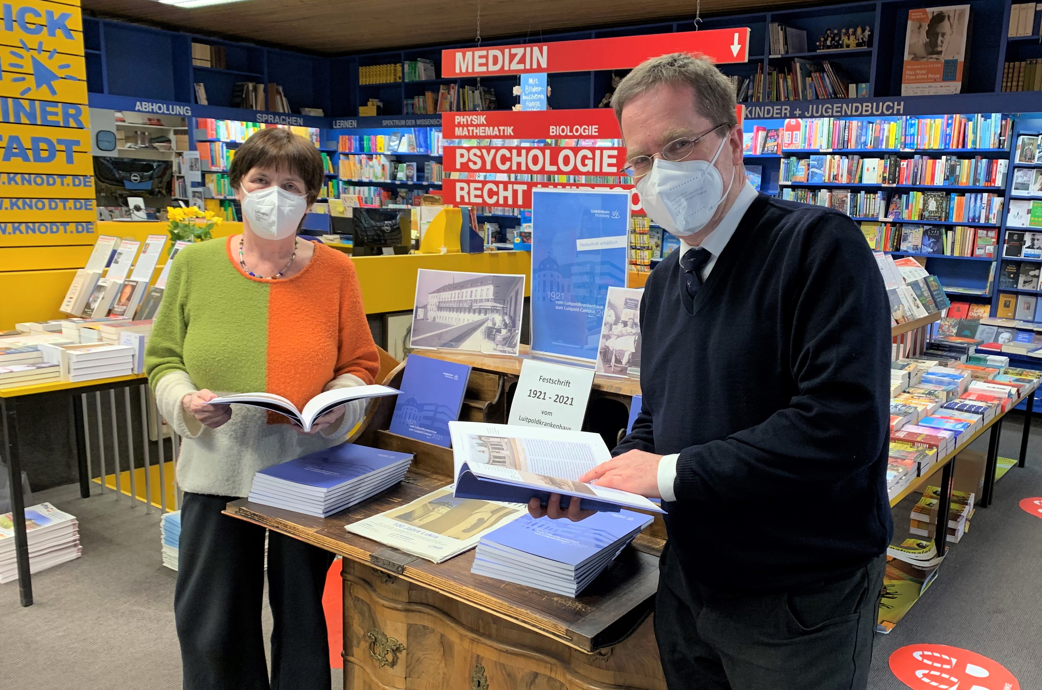 Foto zeigt Dr. Andreas Mettenleiter in der Buchhandlung Knodt mit Inhaberin Elisabeth Stein- Salomon