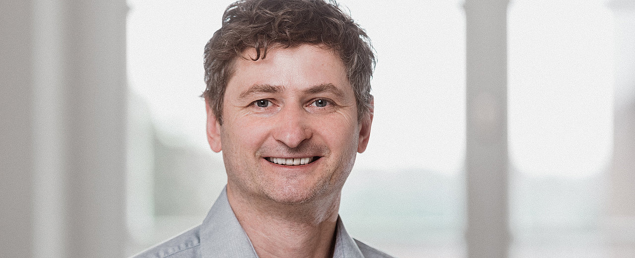 Jörg Vogel ist Direktor des Instituts für Molekulare Infektionsbiologie (IMIB) der Universität Würzburg und geschäftsführender Direktor am Helmholtz-Institut für RNA-basierte Infektionsforschung (HIRI).
