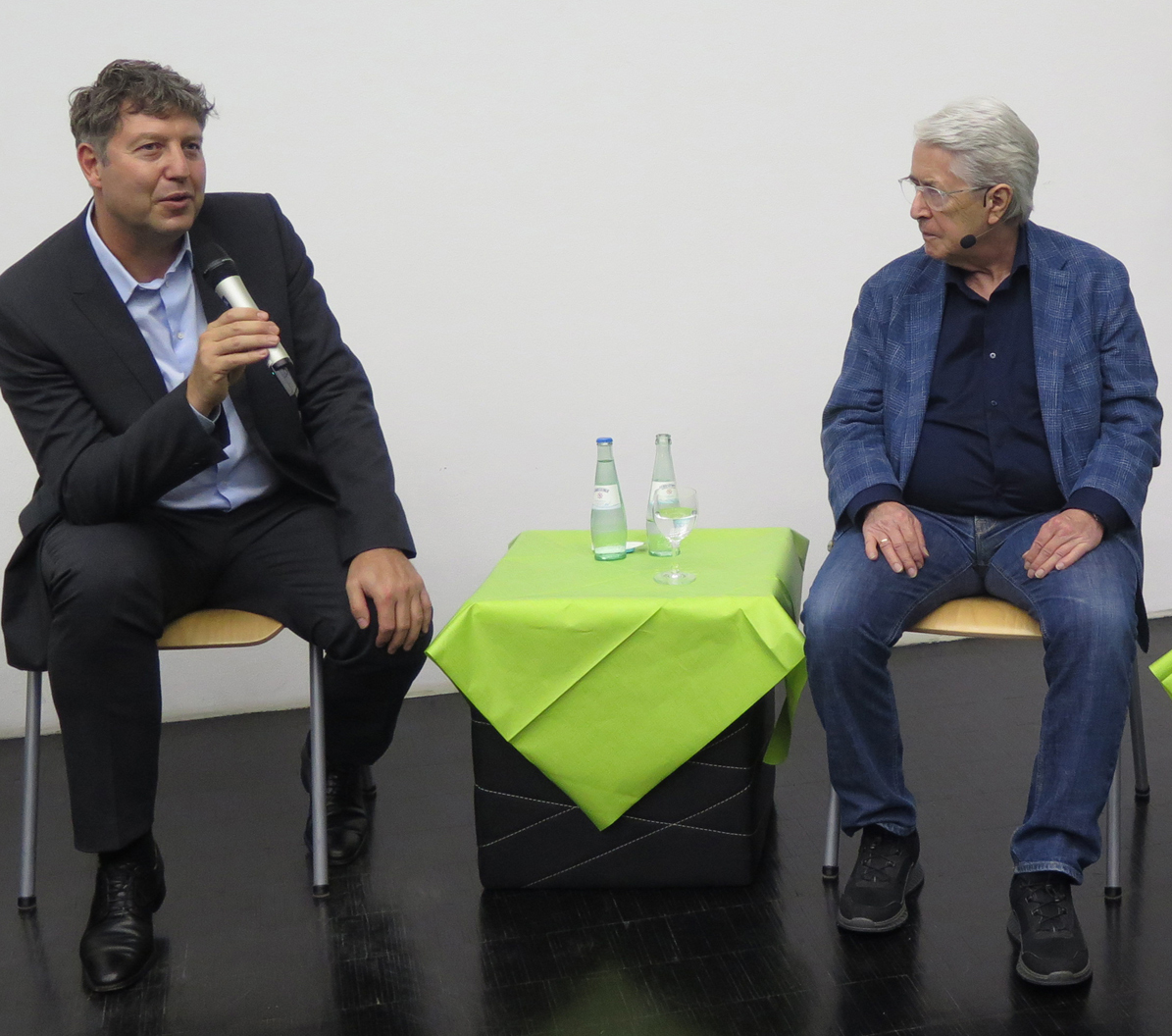 Prof. Dr. Jens Volkmann (links) und Frank Elstner bei der Buchpräsentation von „Dann zitter ich halt“ im November 2021 am Uniklinikum Würzburg.