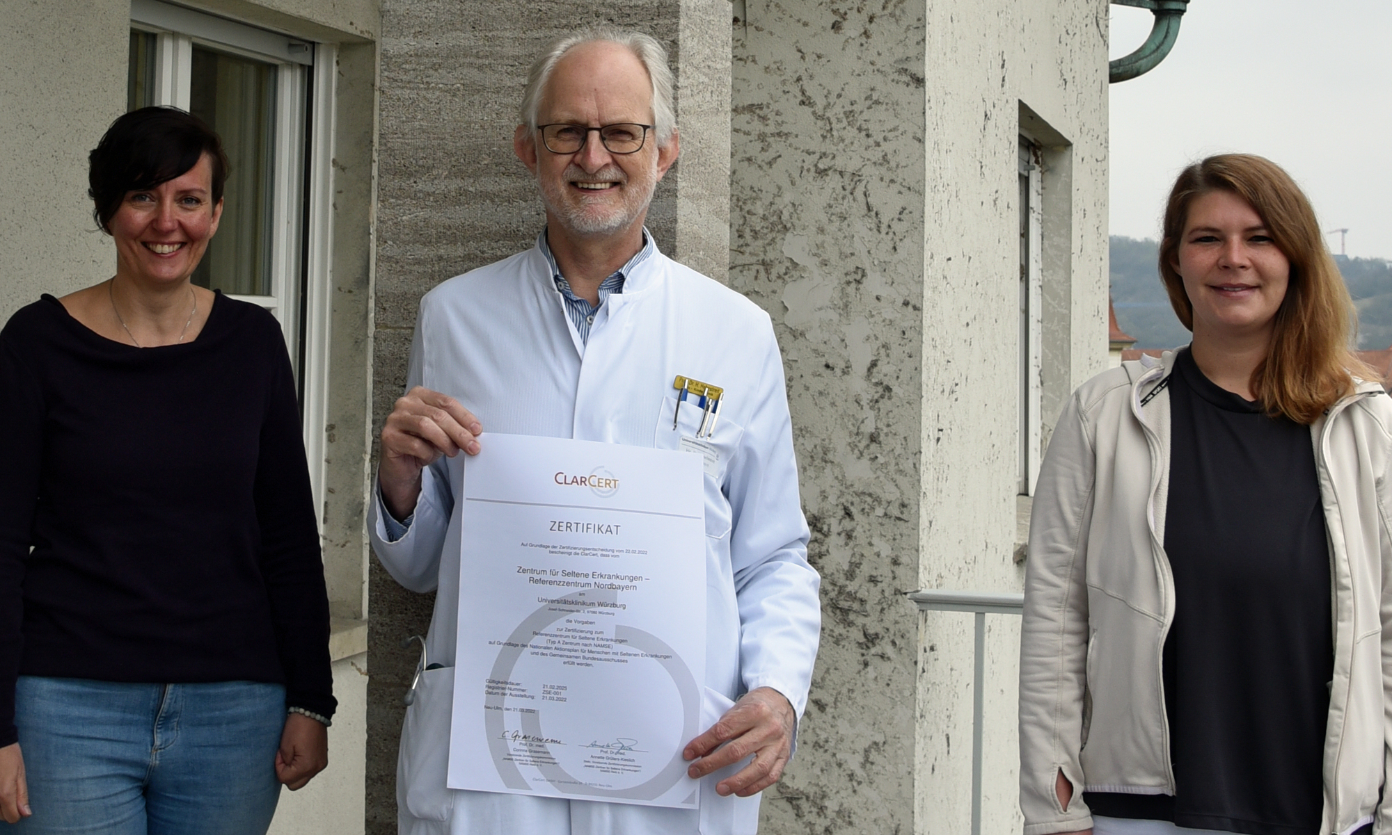 Prof. Dr. Helge Hebestreit, der Direktor des Zentrums für Seltene Erkrankungen – Referenzzentrum Nordbayern, und seine Team-Kolleginnen Silke Amelang (links) und Lisa Pfister freuen sich über die erfolgreiche Zertifizierung. 