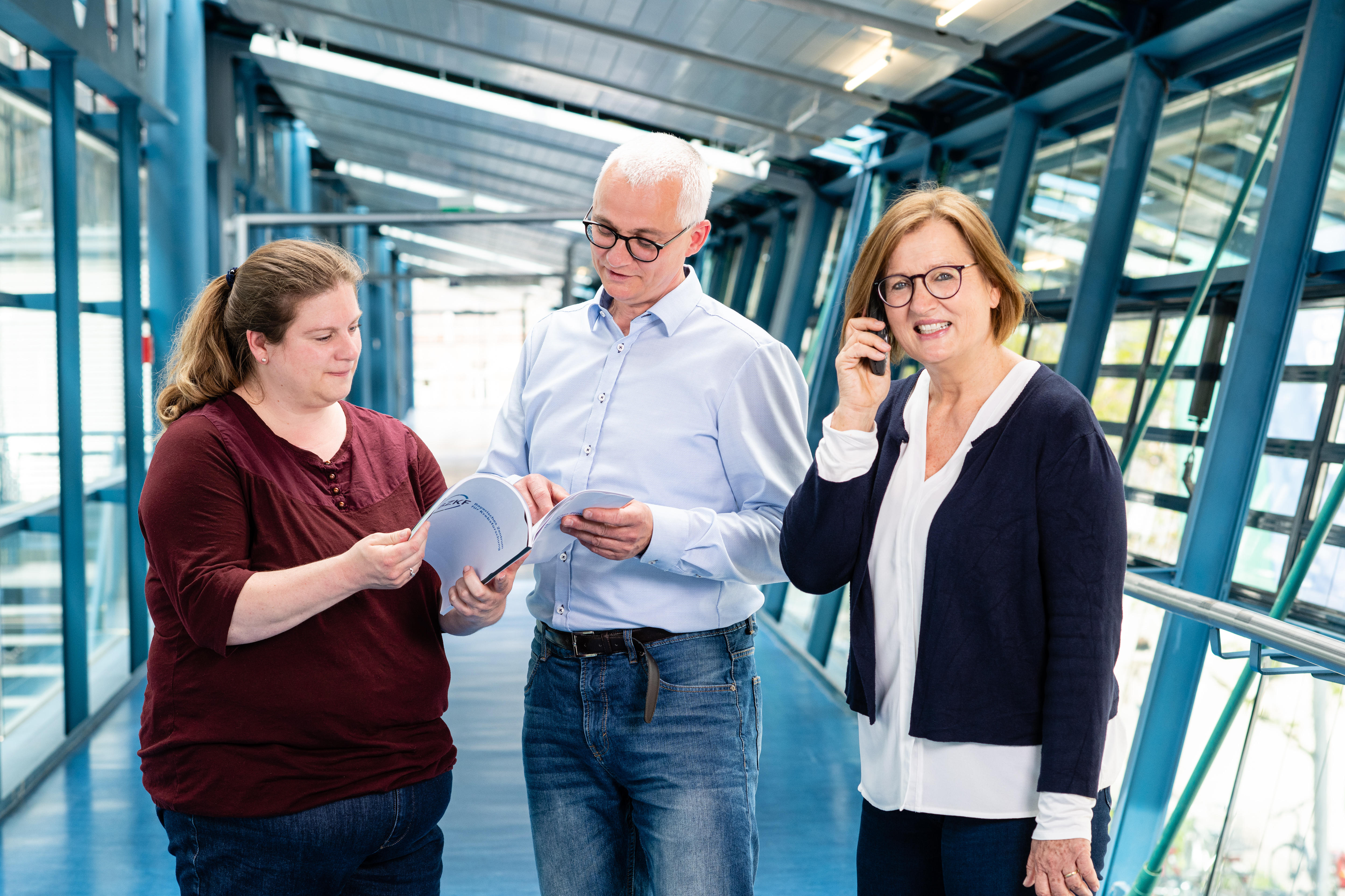 Das Team des BürgerTelefonKrebs am Bayerischen Zentrum für Krebsforschung (BZKF).