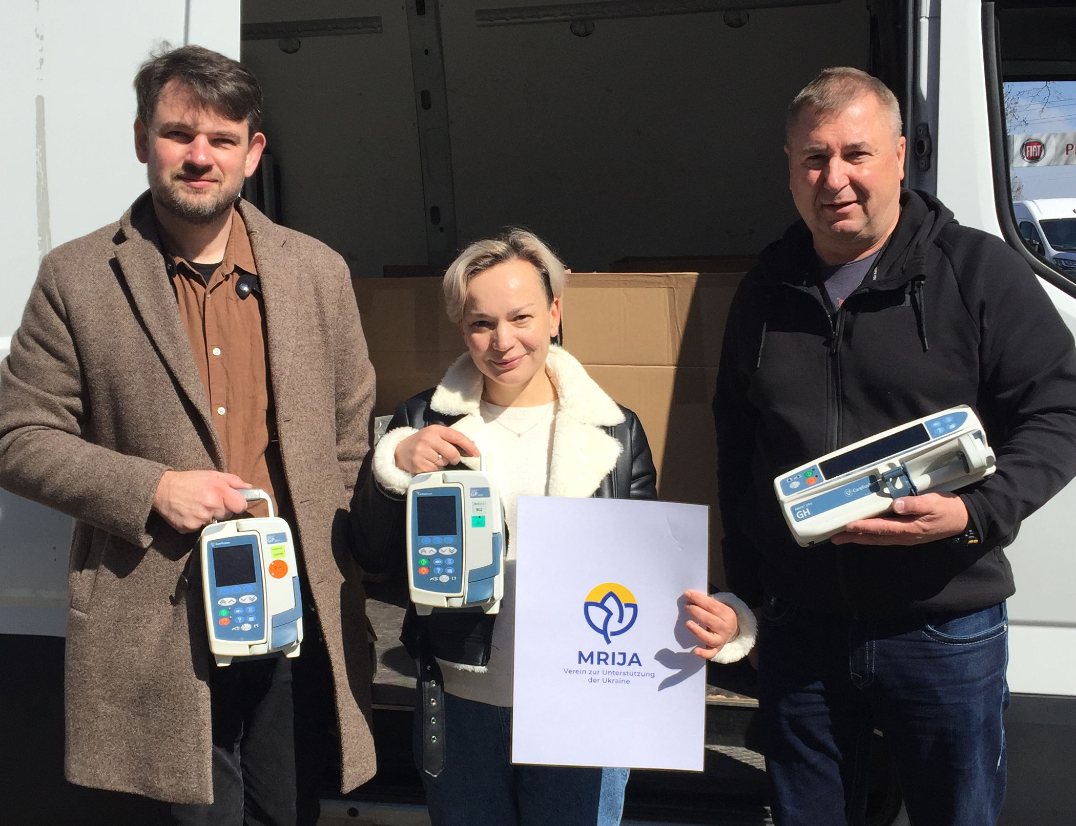 Kurz vor dem Start in Richtung Ukraine: Anastasia Schmid, Dr. Volodymyr Isaienko (links) und Oleksandr Yurakov vom Verein Mrija mit Exemplaren der vom Uniklinikum Würzburg gespendeten 70 Infusions- und Spritzenpumpen.