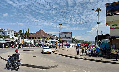 Zufahrtsstraße zum Bugando Medical Center in Mwanza. (Bild: Kaja Riebesell)