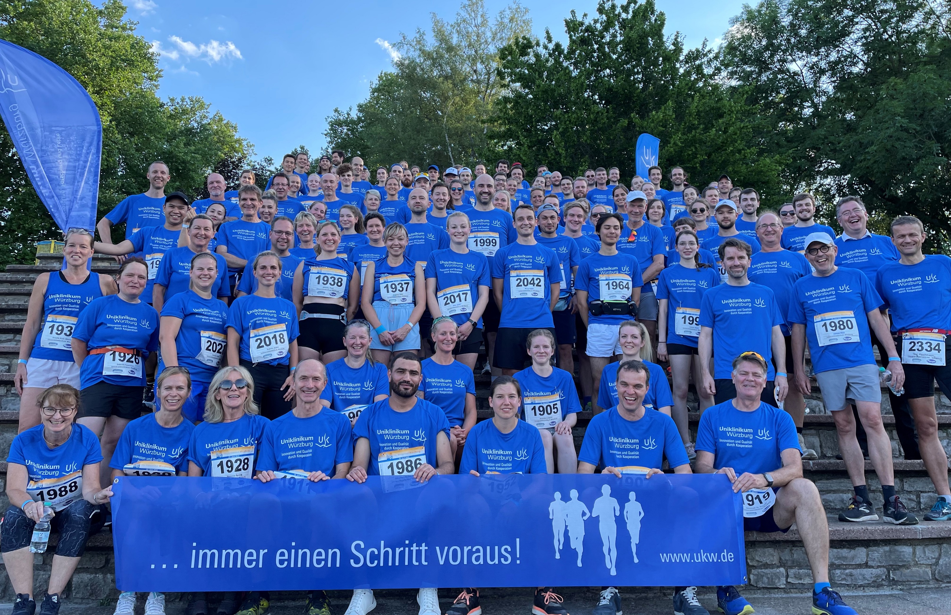 161 Läuferinnen und Läufer aus der Uniklinik Würzburg hatten sich angemeldet, trotz großer Hitze waren fast alle am Start. Das UKW war damit das größte Team beim Würzburger Firmenlauf 2022. Foto: UKW/Kim Sammet