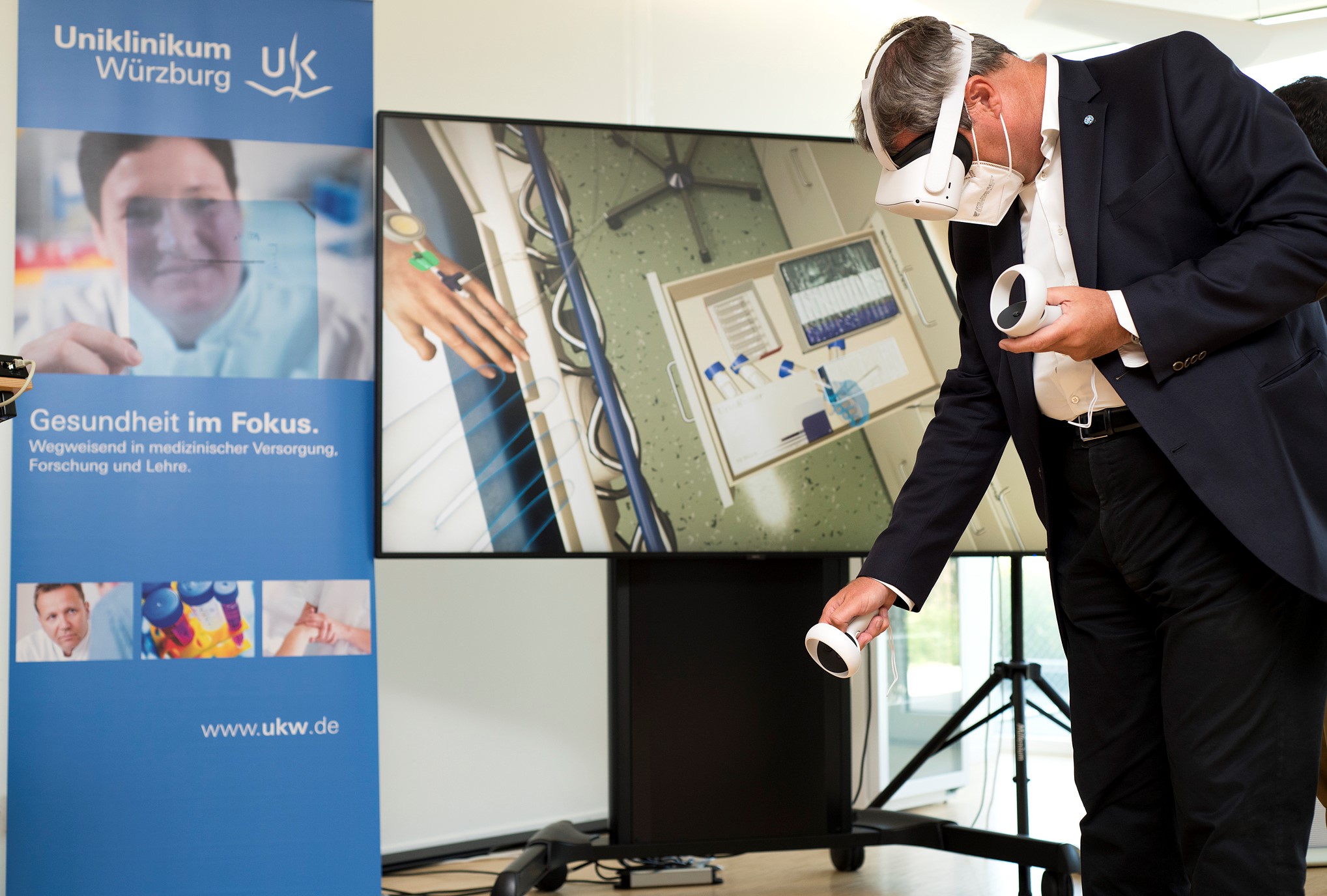 Ministerpräsident Markus Söder beim Einsatz einer VR-Brille an der Uniklinik Würzburg. Foto: UKW/Wolf