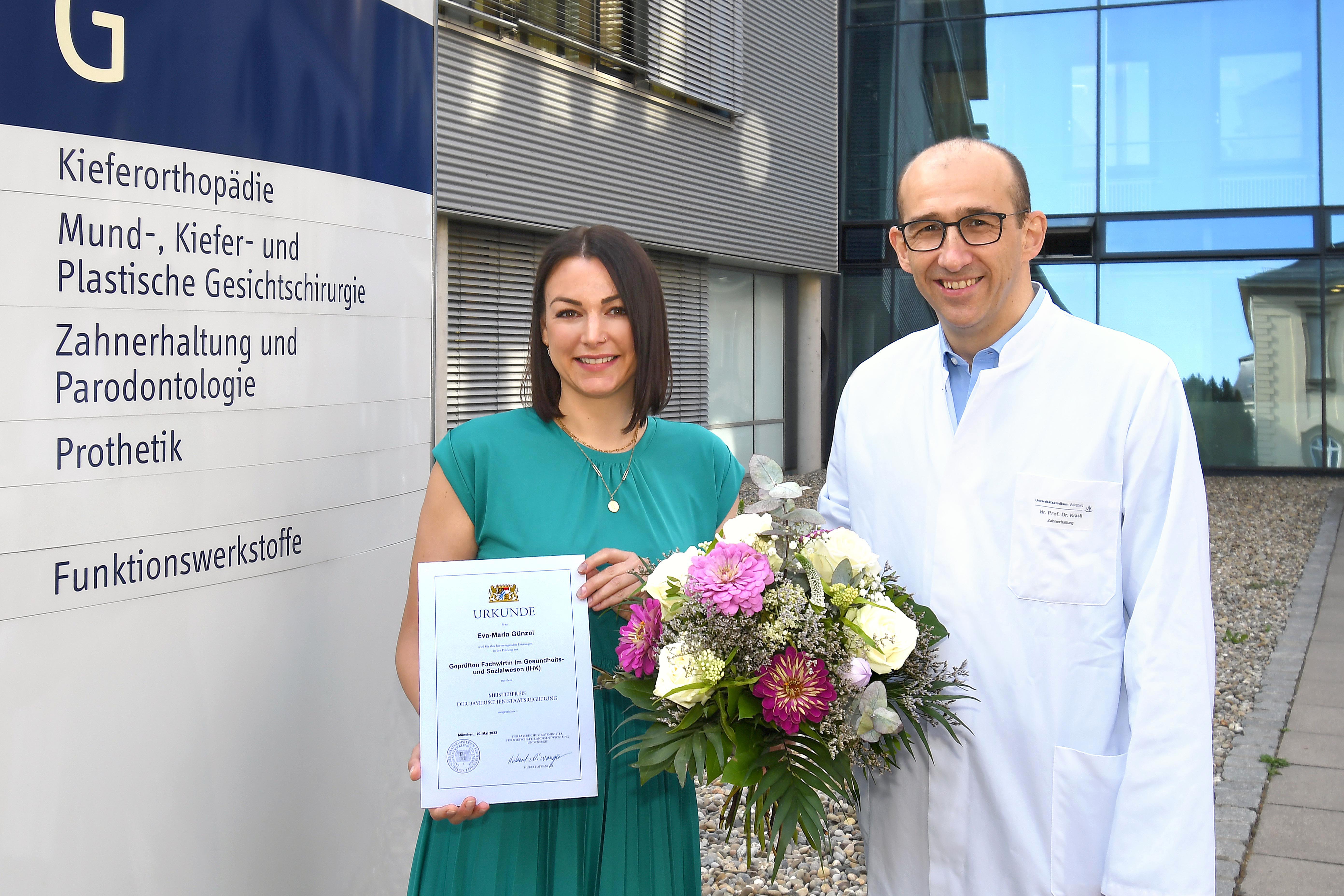 Prof. Dr. Gabriel Krastl vom Zentrum für ZMK des Universitätsklinikums Würzburg gratulierte seiner Chefsekretärin Eva Günzel herzlich zum Meisterpreis der Bayerischen Staatsregierung.