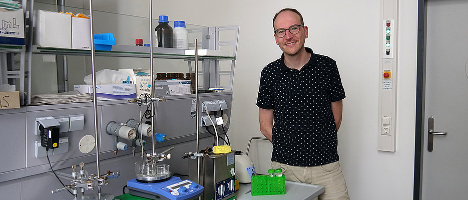 Professor Lutz Nuhn ist Experte für Nanopartikel aus Polycarbonaten. (Bild: Robert Emmerich / Universität Würzburg)