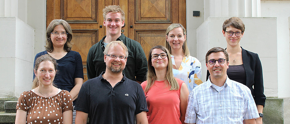 Die „Würzburg Initiative 3R (WI3R)“. Oben: Gudrun Dandekar, Christian Lotz, Daniela Zdzieblo, Antje Appelt-Menzel. Unten: Sarah Nietzer, Florian Groeber-Becker, Maria Steinke und Marco Metzger. (Bild: Fraunhofer ISC)