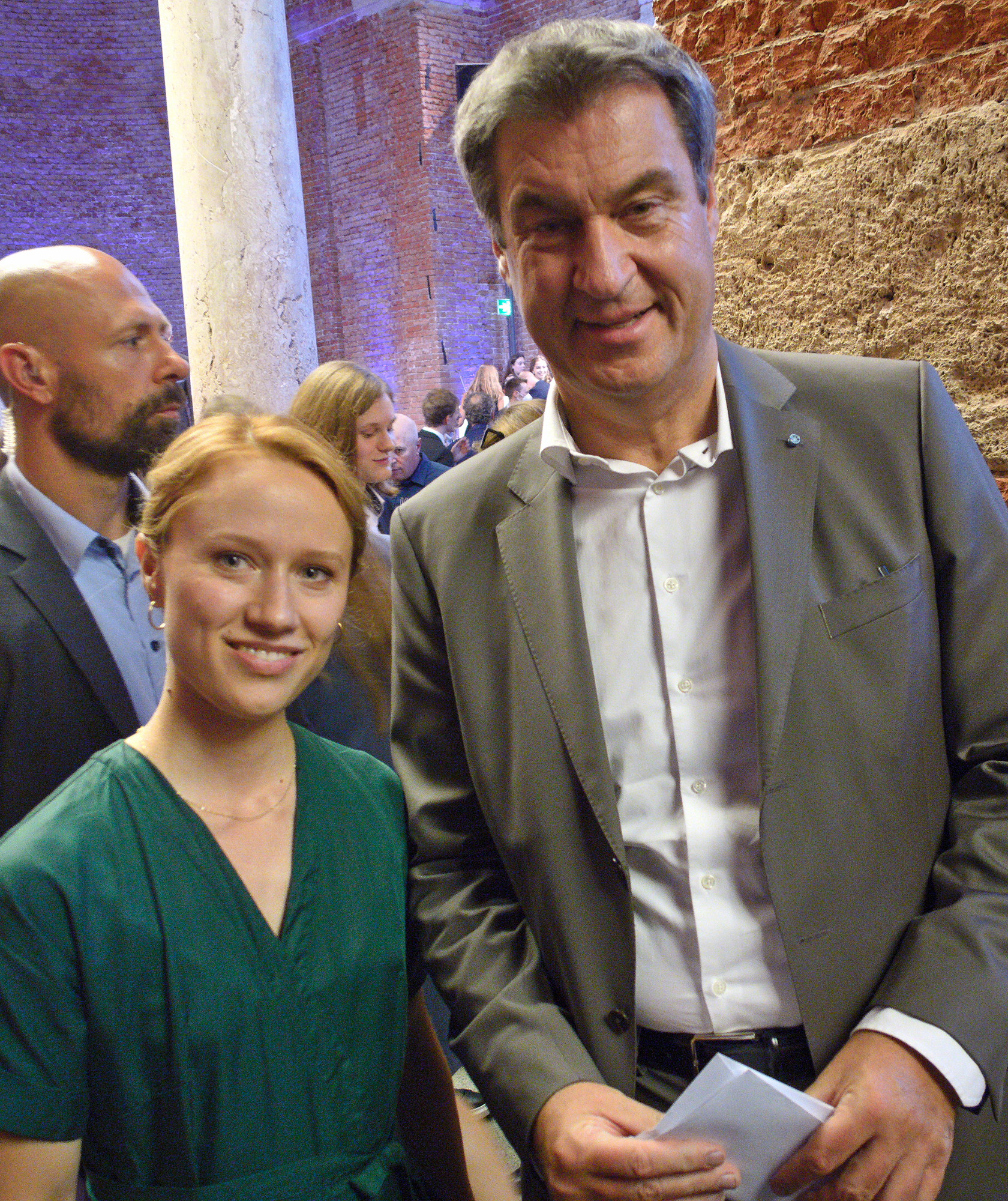 Viola Daus mit Ministerpräsident Markus Söder bei der Absolventenehrung in München. Bild: UKW / Michael Brummer