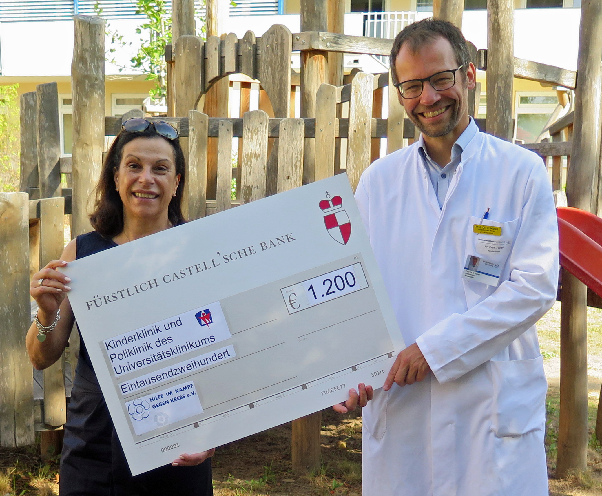 Gabriele Nelkenstock, die Vorsitzende des Vereins „Hilfe im Kampf gegen Krebs“, überreichte einen symbolischen Scheck über 1.200 Euro an Prof. Dr. Christoph Härtel, den Direktor der Würzburger Universitäts-Kinderklinik.