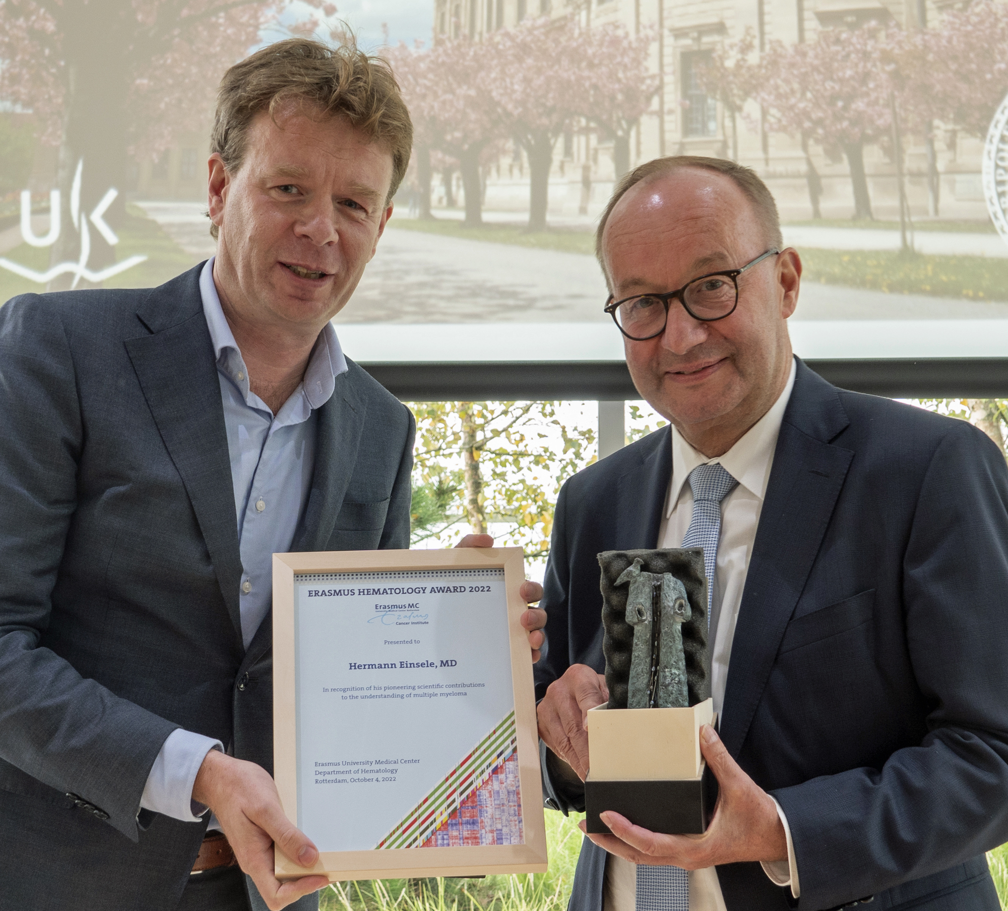 Prof. Dr. Hermann Einsele (rechts) erhielt den Erasmus-Hämatologie-Preis 2022 von Prof. Dr. Stefan Sleijfer, dem Dekan des niederländischen Erasmus University Medical Centers.