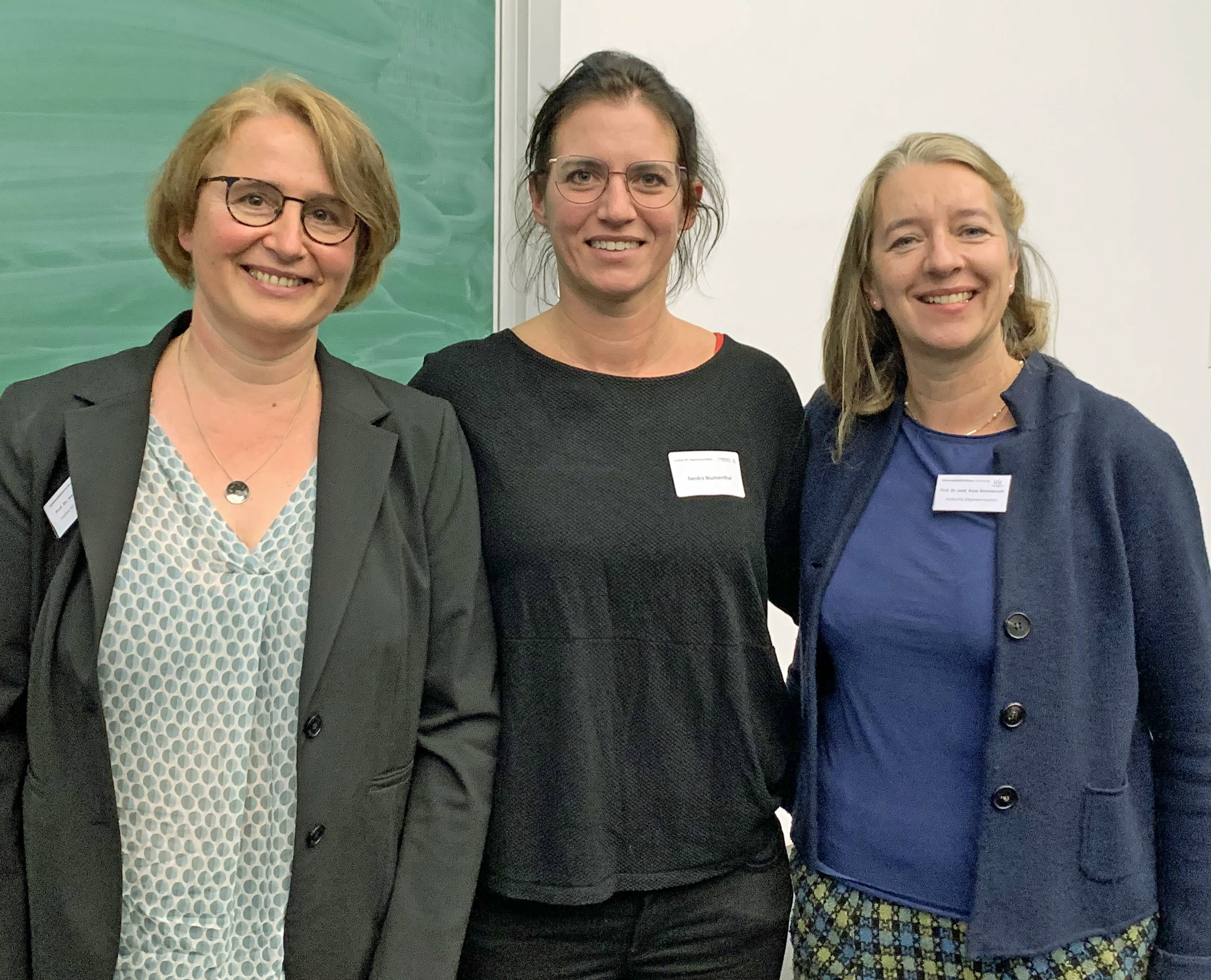 Gastrednerin Dr. Sandra Blumenthal von der Berliner Charité, umrahmt von den Leiterinnen des Instituts für Allgemeinmedizin des UKW, Prof. Dr. Ildikó Gágyor (links) und Prof. Dr. Anne Simmenroth.