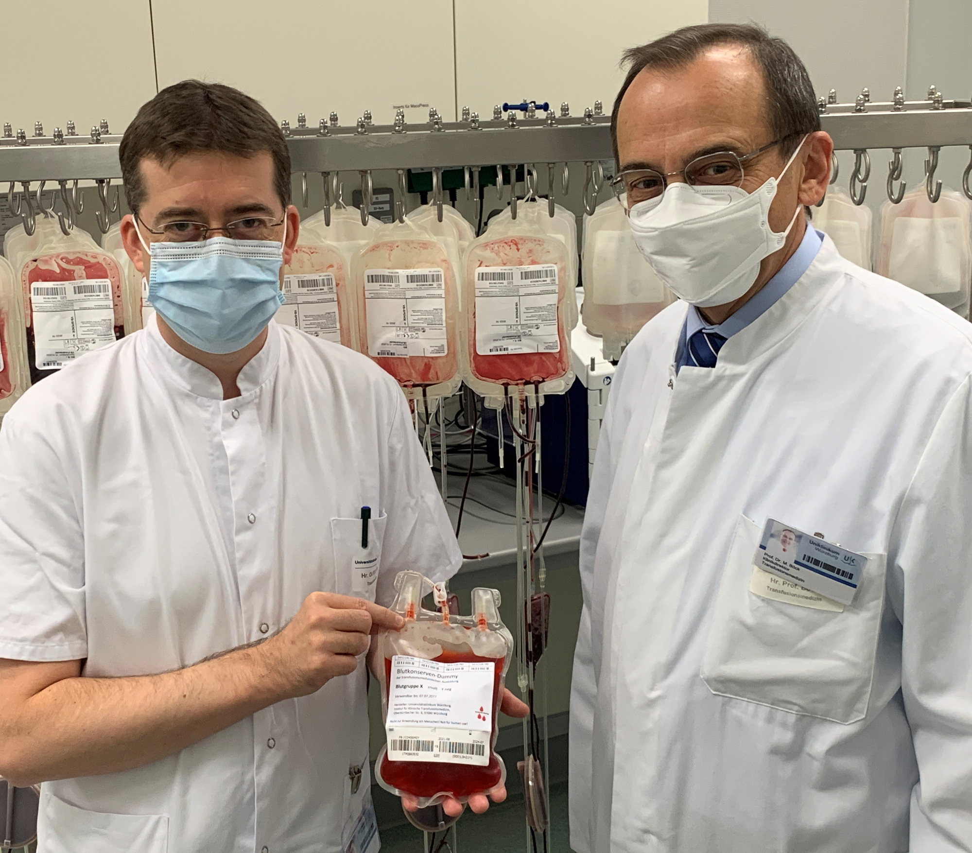 Dr. Jürgen Kößler (links) und Prof. Dr. Markus Böck vom Institut für Klinische Transfusionsmedizin und Hämotherapie des Uniklinikums Würzburg.