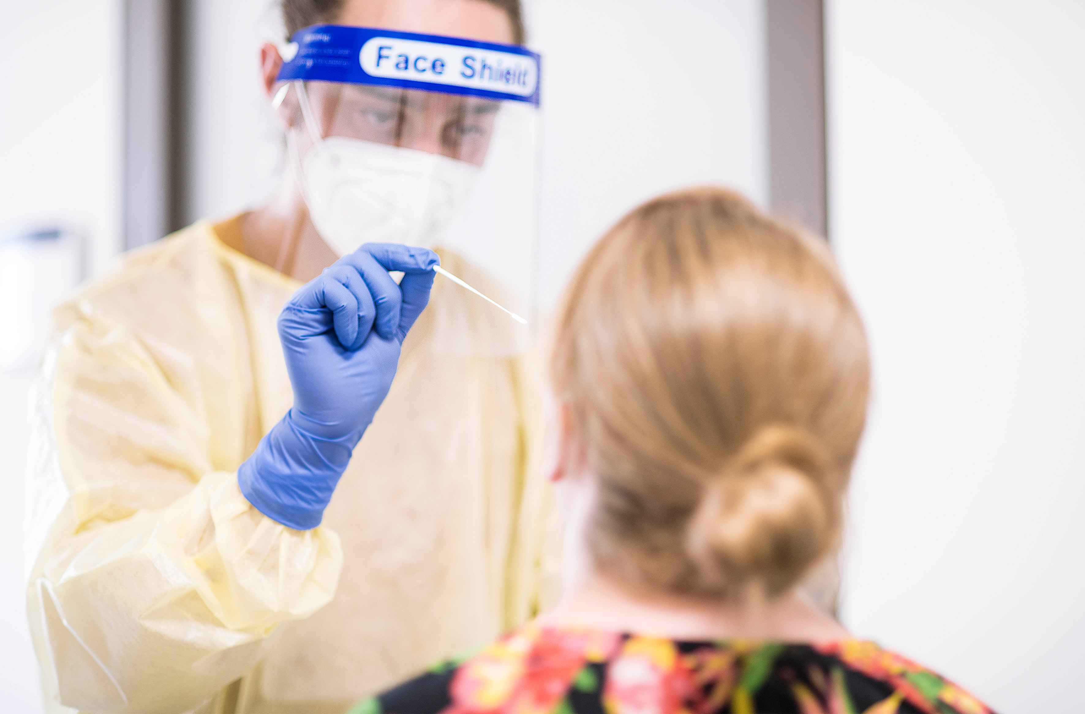 Das Bild zeigt, wie ein Antigen-Schnelltest im Corona-Testzentrum vorgenommen wird. 