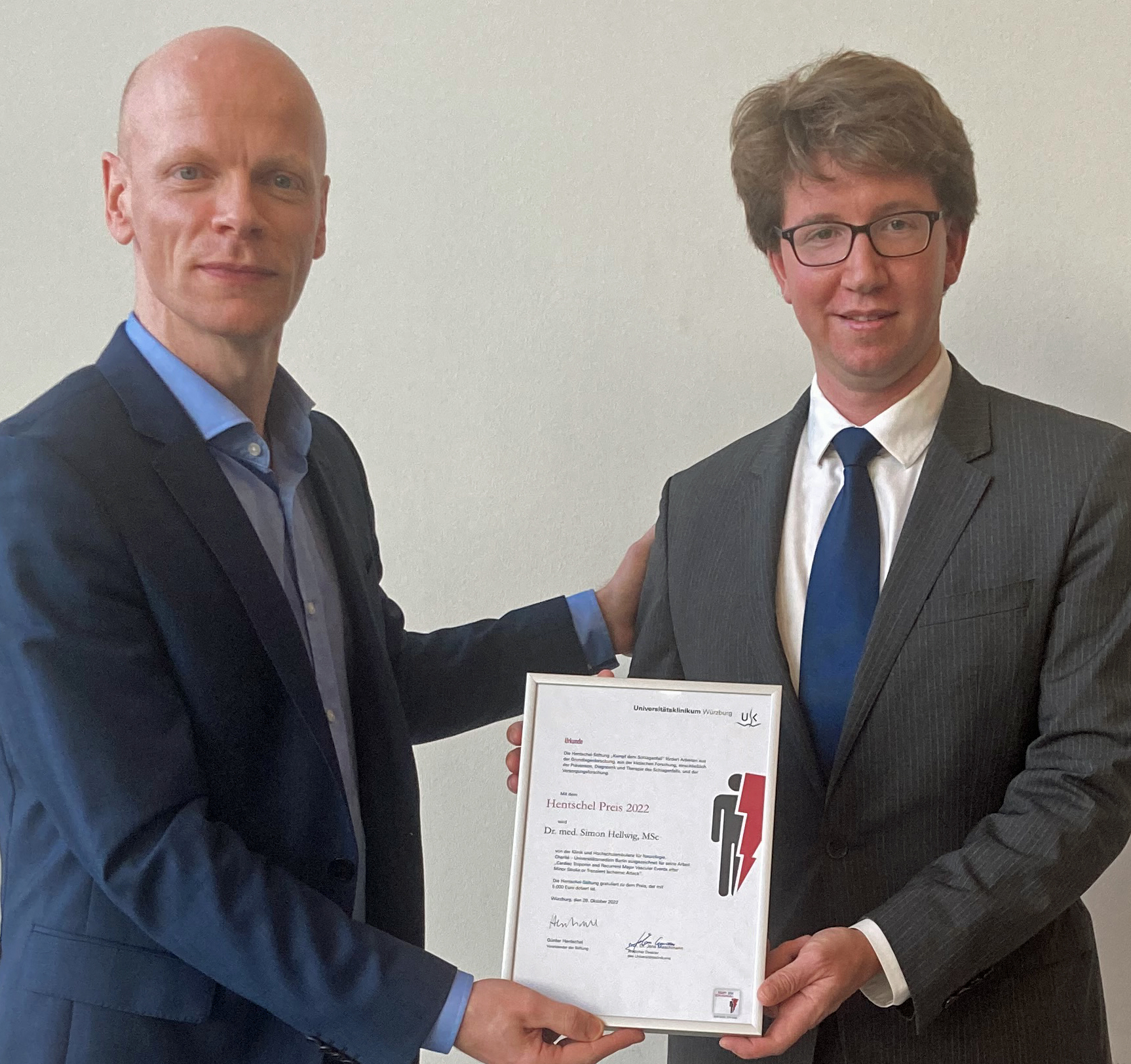 Der Hentschel-Preisträger 2022 Dr. Simon Hellwig von der Berliner Charité (rechts) zusammen mit Prof. Dr. Karl Georg Häusler vom Universitätsklinikum Würzburg.