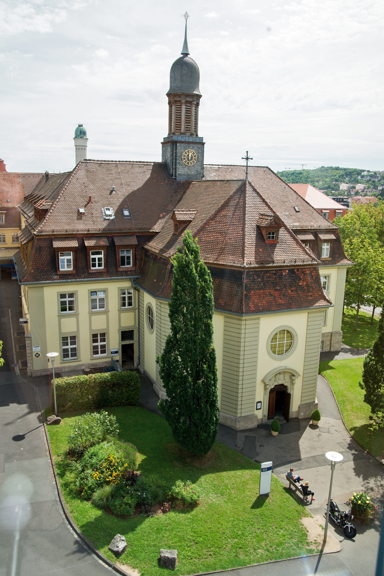Die katholische Klinikkapelle als Teil des Luitpold-Campus des Uniklinikums Würzburg.
