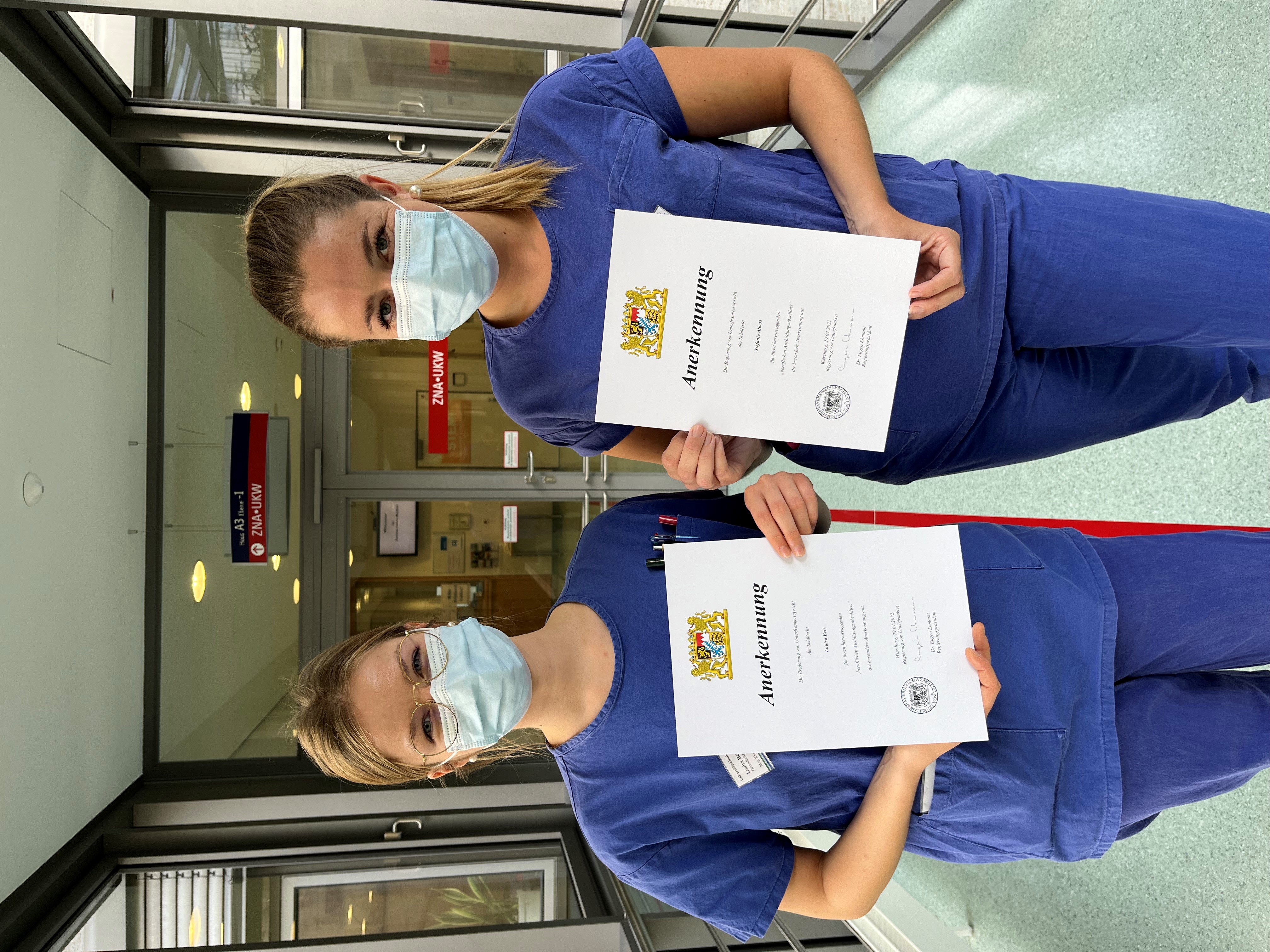 Louisa Betz (links) und Stefanie Albert, zwei der 18 Auszubildenden des Universitätsklinikum Würzburg, die eine Auszeichnung für ihren hervorragenden Berufsabschluss erhalten haben. 