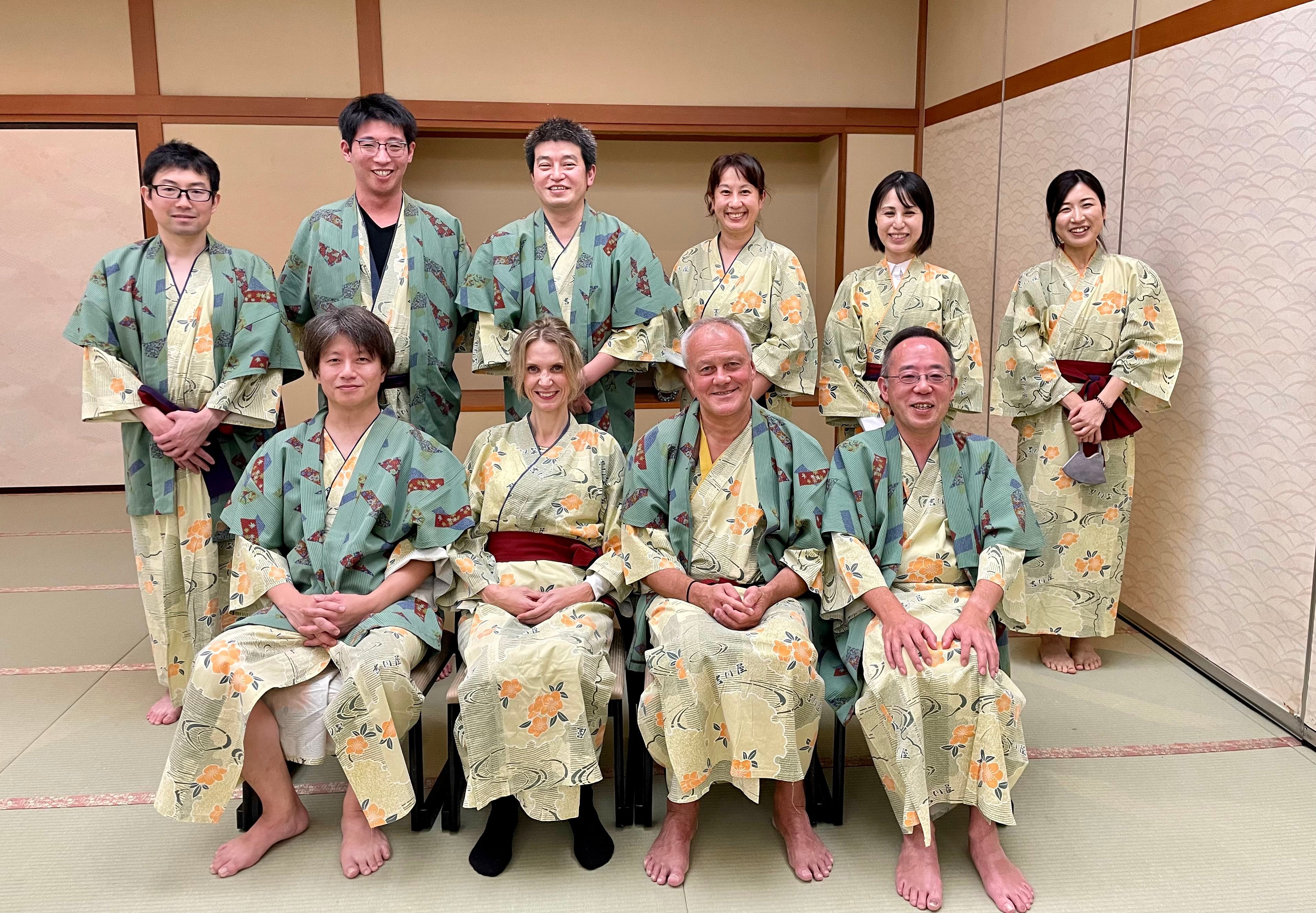Das Bild zeigt das deutsch-japanische Team in Kimonos.