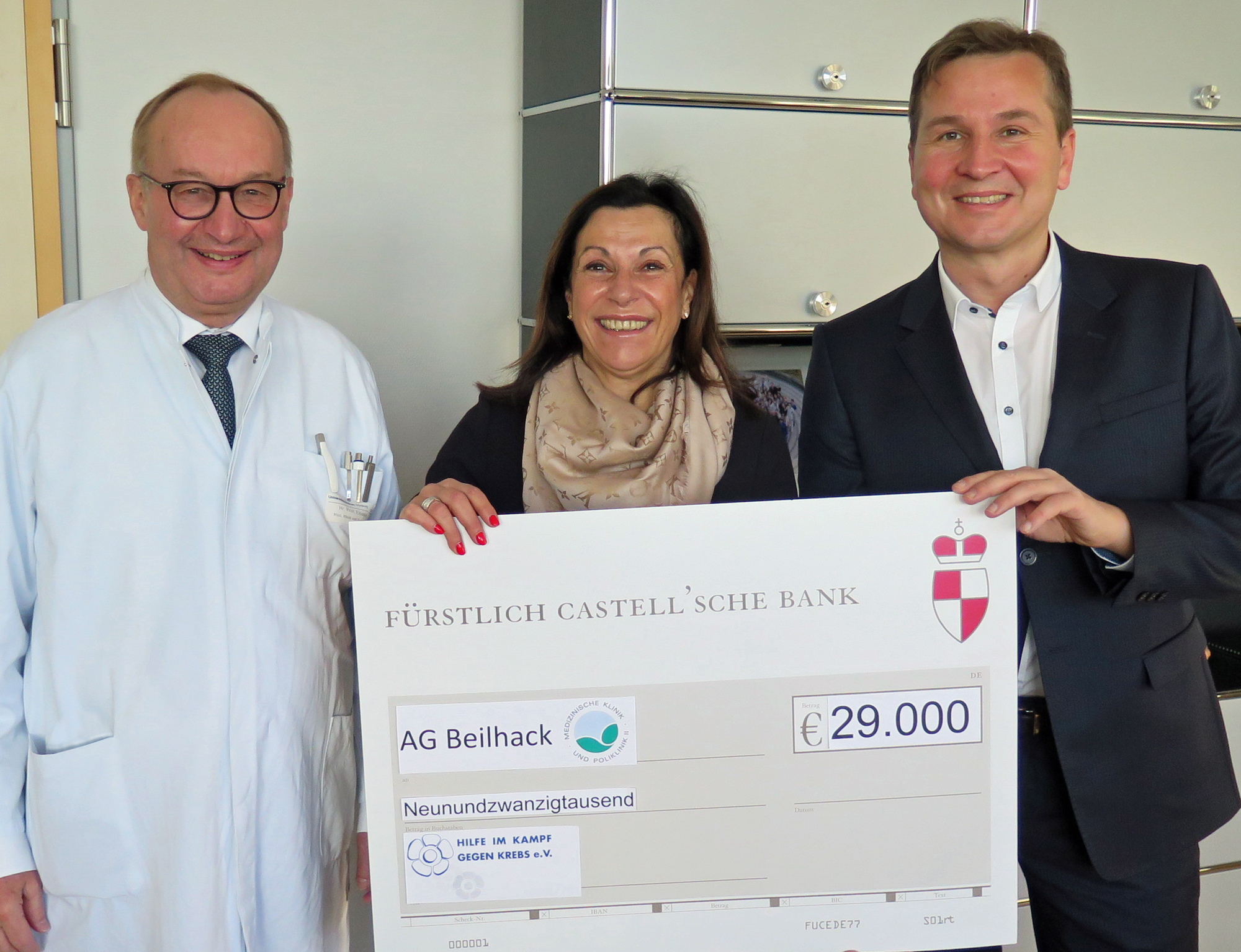 Bei der Spendenübergabe bedankten sich Prof. Dr. Hermann Einsele und Prof. Dr. Andreas Beilhack von der Medizinischen Klinik II des UKW herzlich bei Gabriele Nelkenstock vom Verein „Hilfe im Kampf gegen Krebs“ für die fortgesetzte Förderung.