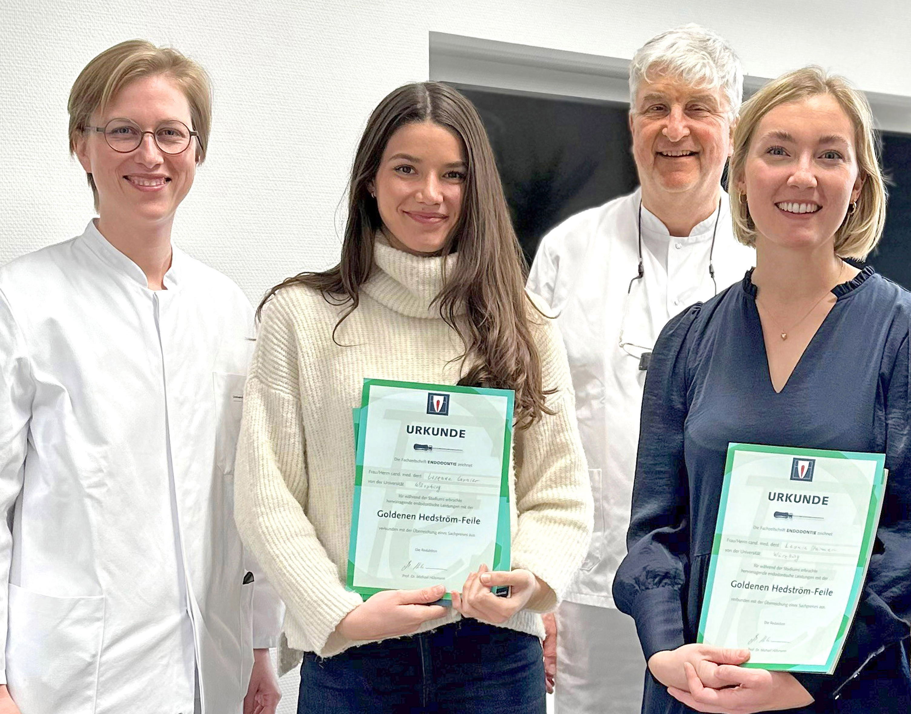 Das Bild zeigt Lisanne Carnier und Leonie Staimer mit den Urkunden gemeinsam mit Britta Hahn sowie Norbert Hofmann.